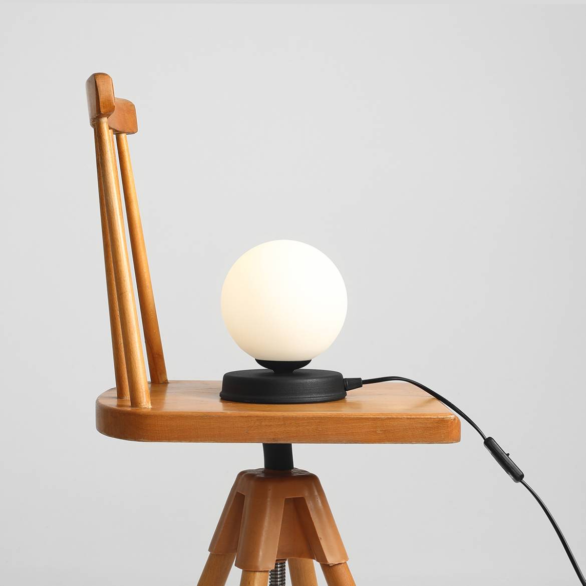 Nowoczesna lampka nocna Ball Table - Czarna/Biała - Aldex 1076B