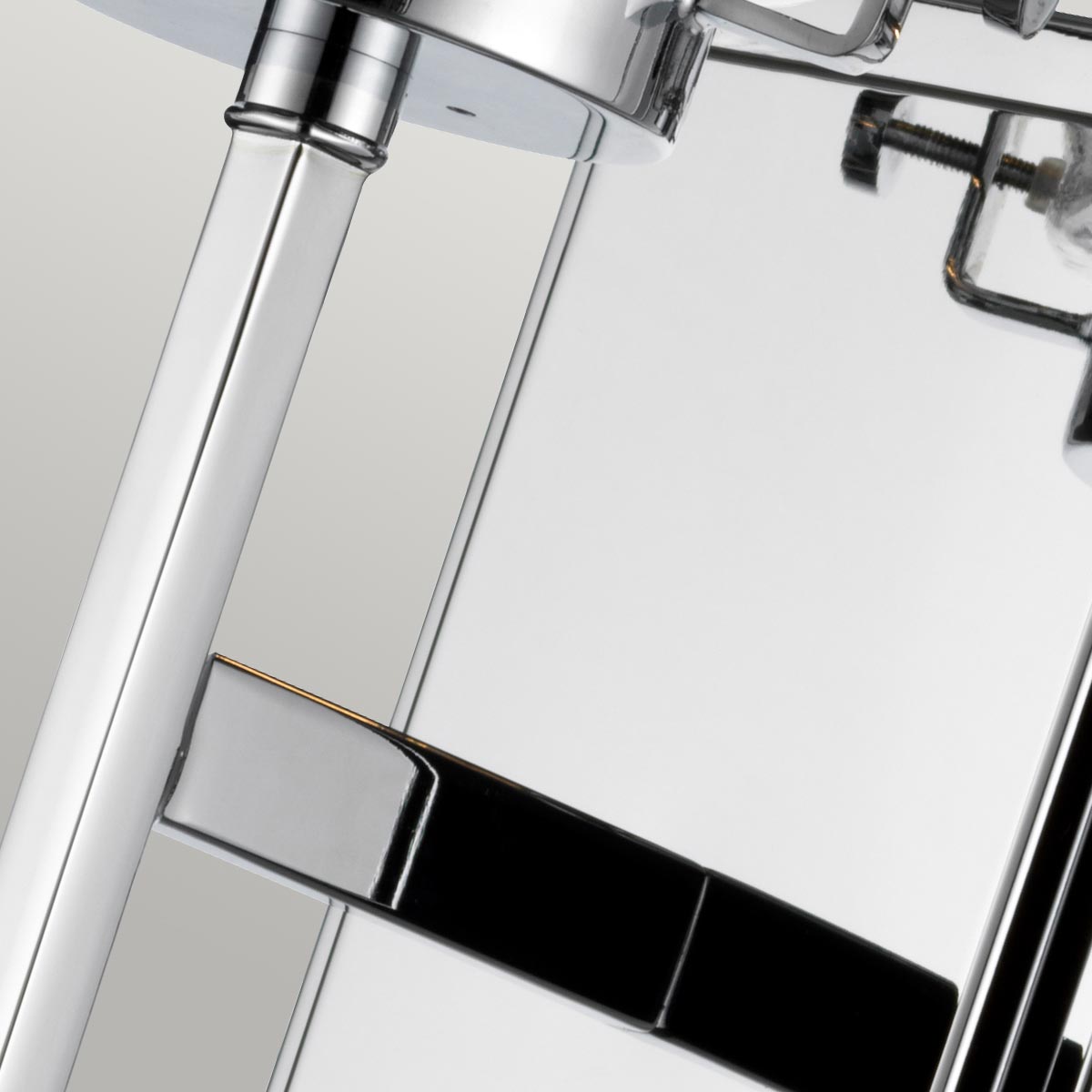 Alton Chrome IP44 – kinkiet łazienkowy ze szklanym kloszem