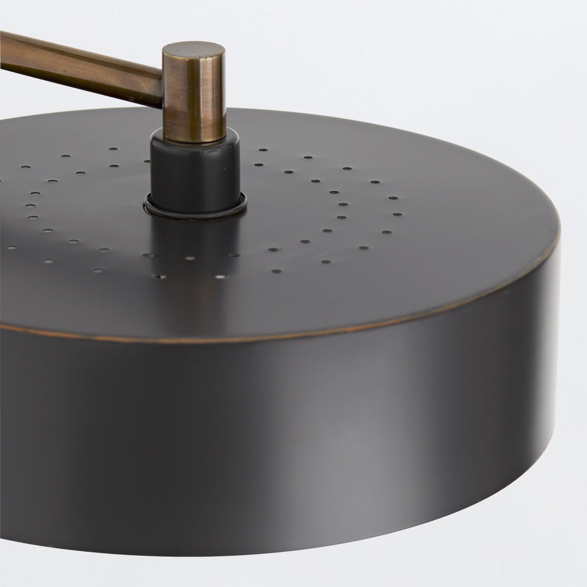 Aaron – lampa podłogowa łukowa, czarny marmur i skóra