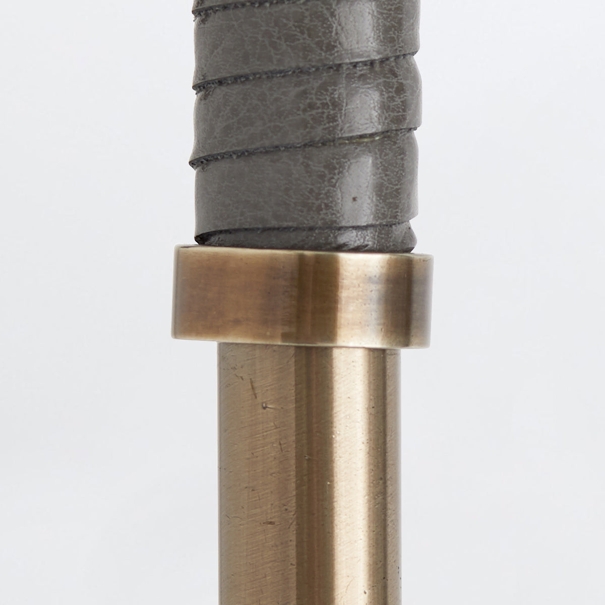 Aaron – lampa podłogowa łukowa, czarny marmur i skóra