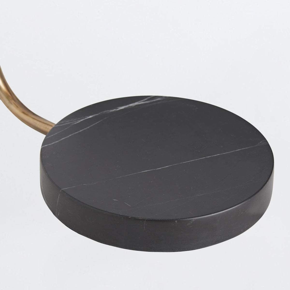 Aaron – lampa podłogowa łukowa, czarny marmur i skóra