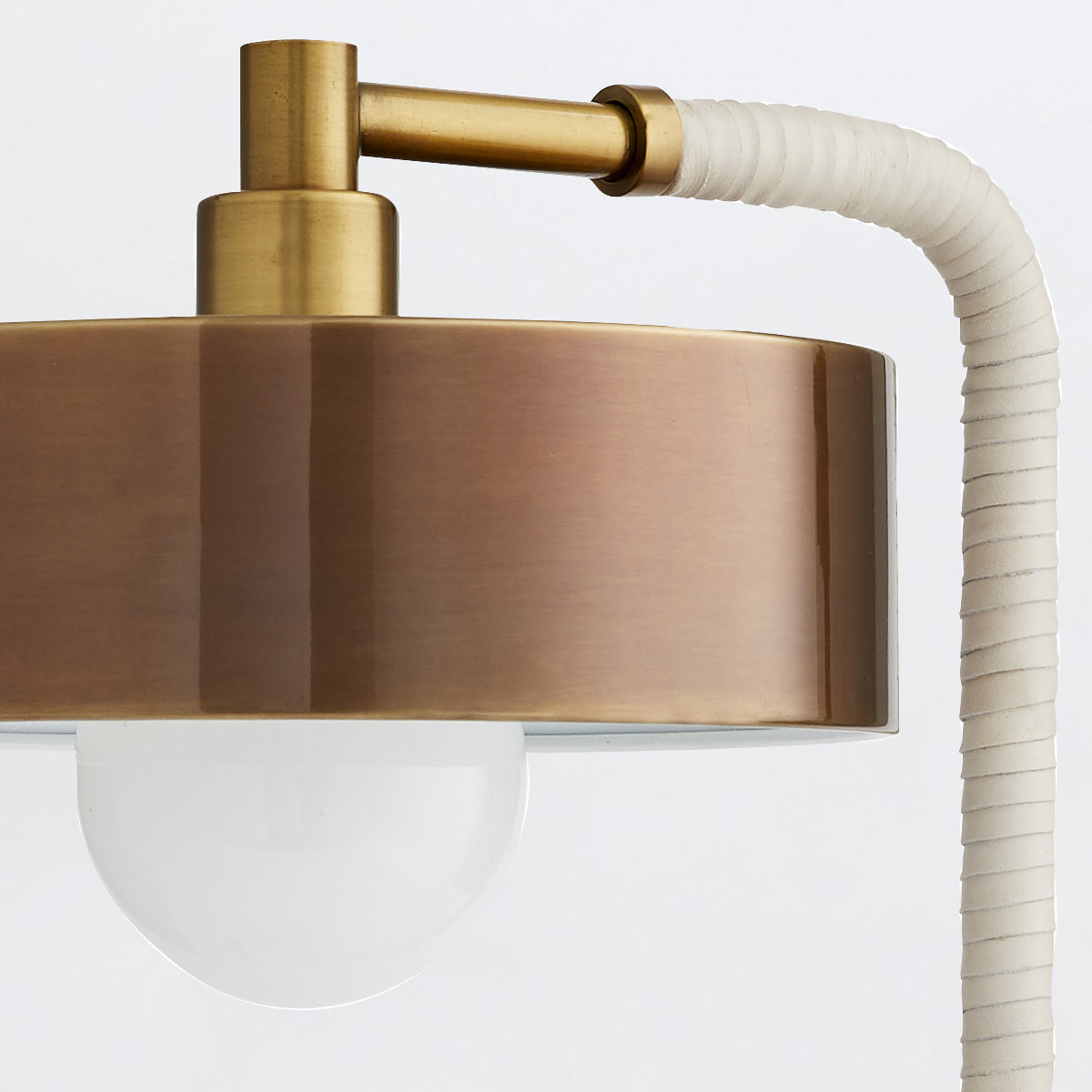 Aaron – lampa stołowa z białym marmurem i antycznym brązem