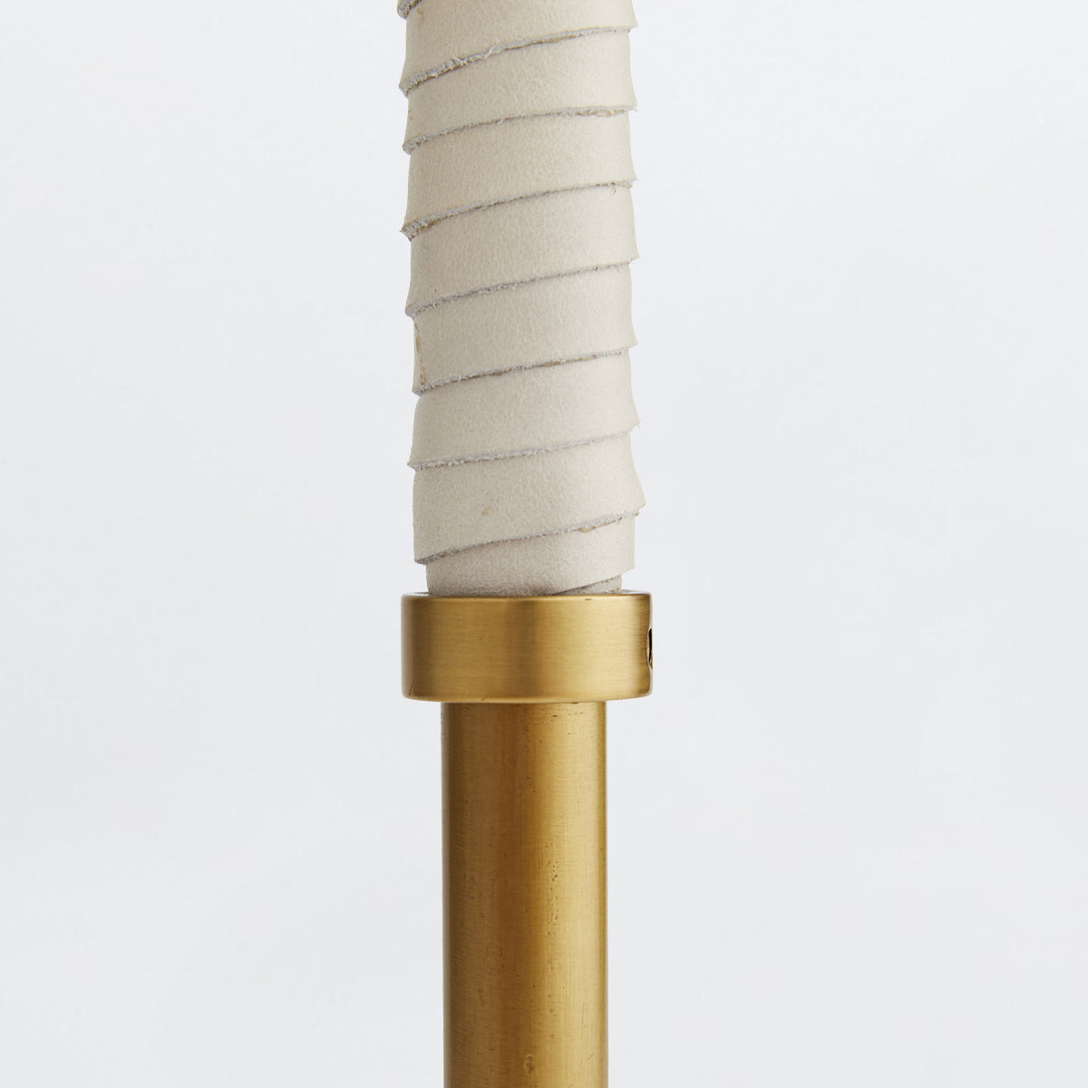 Aaron – lampa stołowa z białym marmurem i antycznym brązem