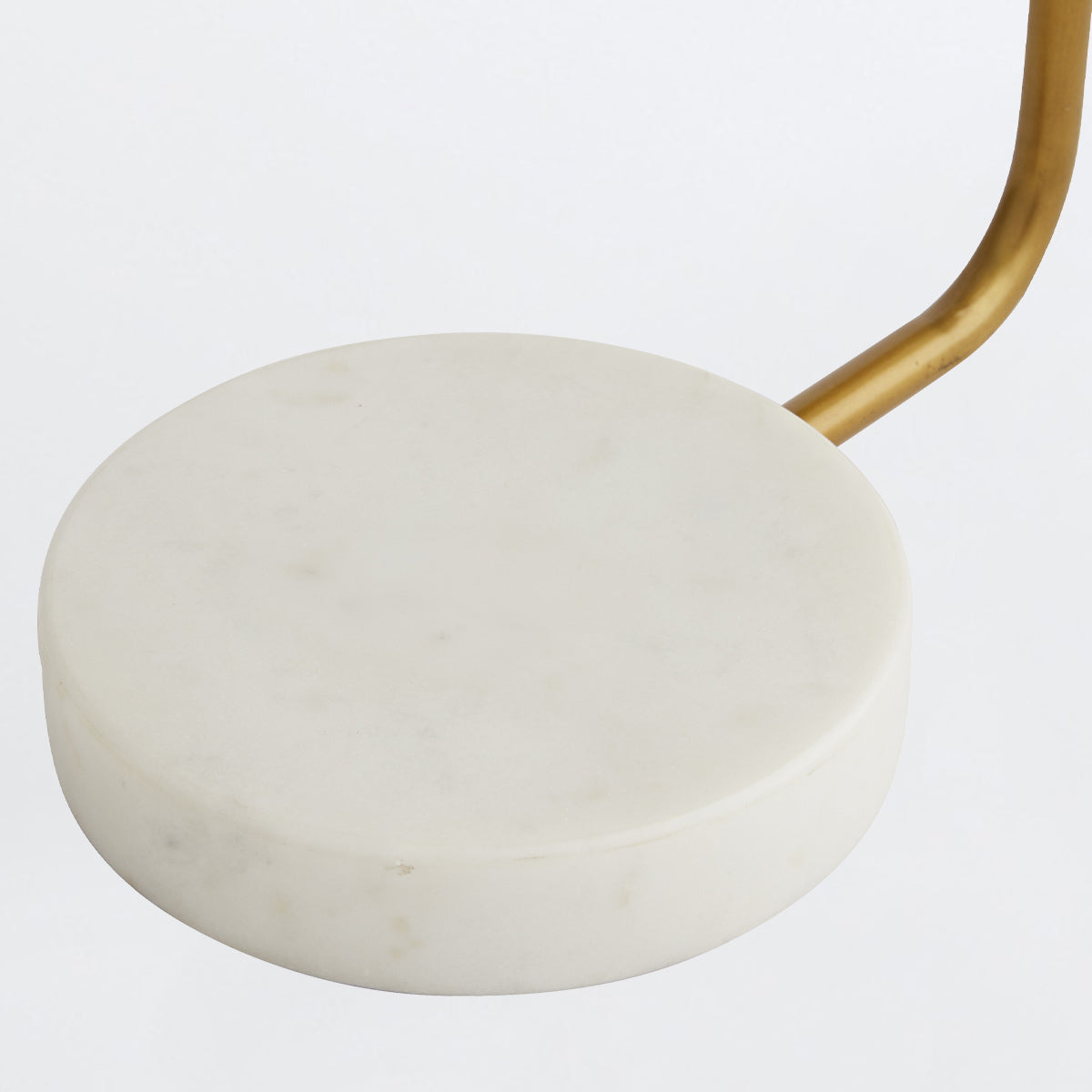 Aaron – lampa stołowa z białym marmurem i antycznym brązem