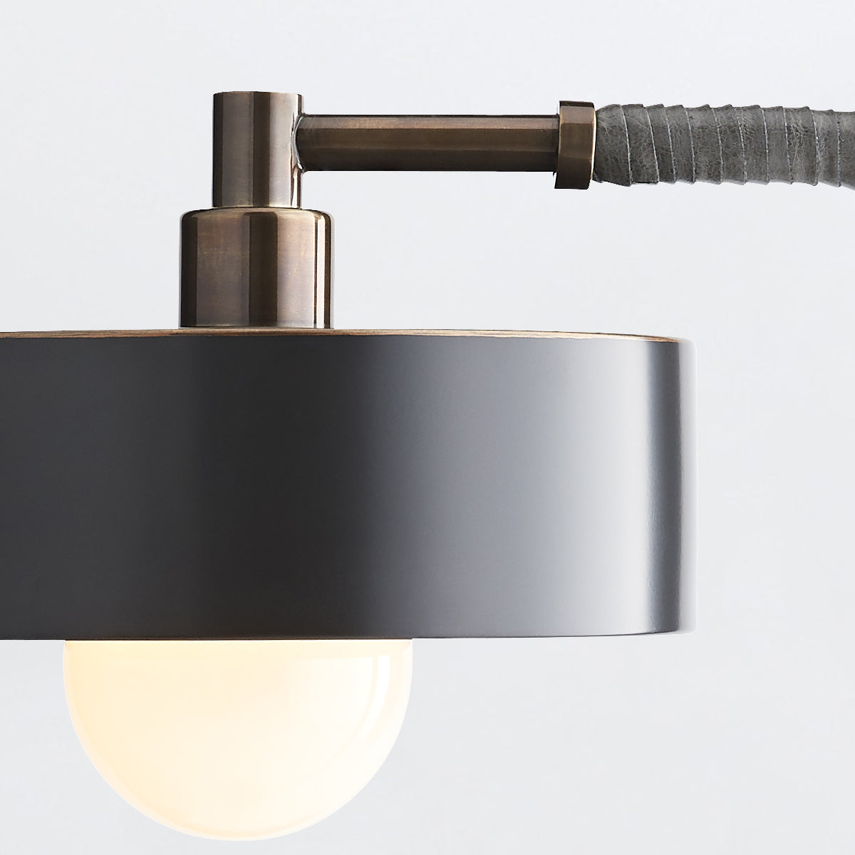 Aaron – lampa stołowa z czarnym marmurem i mosiądzem