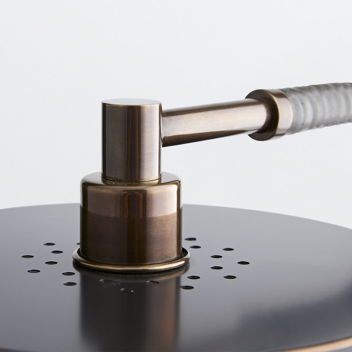 Aaron – lampa stołowa z czarnym marmurem i mosiądzem