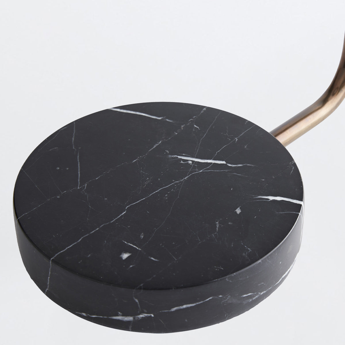 Aaron – lampa stołowa z czarnym marmurem i mosiądzem