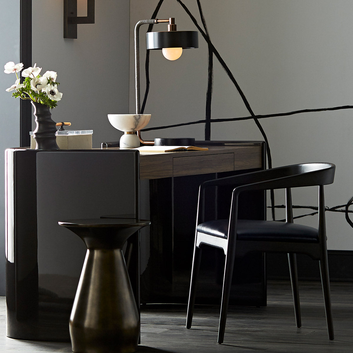 Aaron – lampa stołowa z czarnym marmurem i mosiądzem