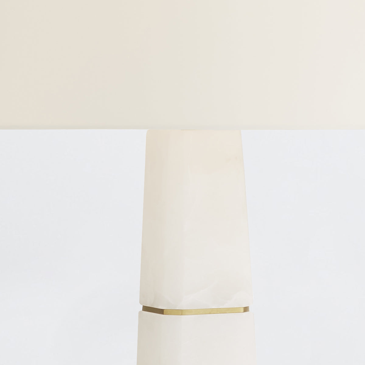 Dosman – lampa stołowa z alabastru, antyczny mosiądz