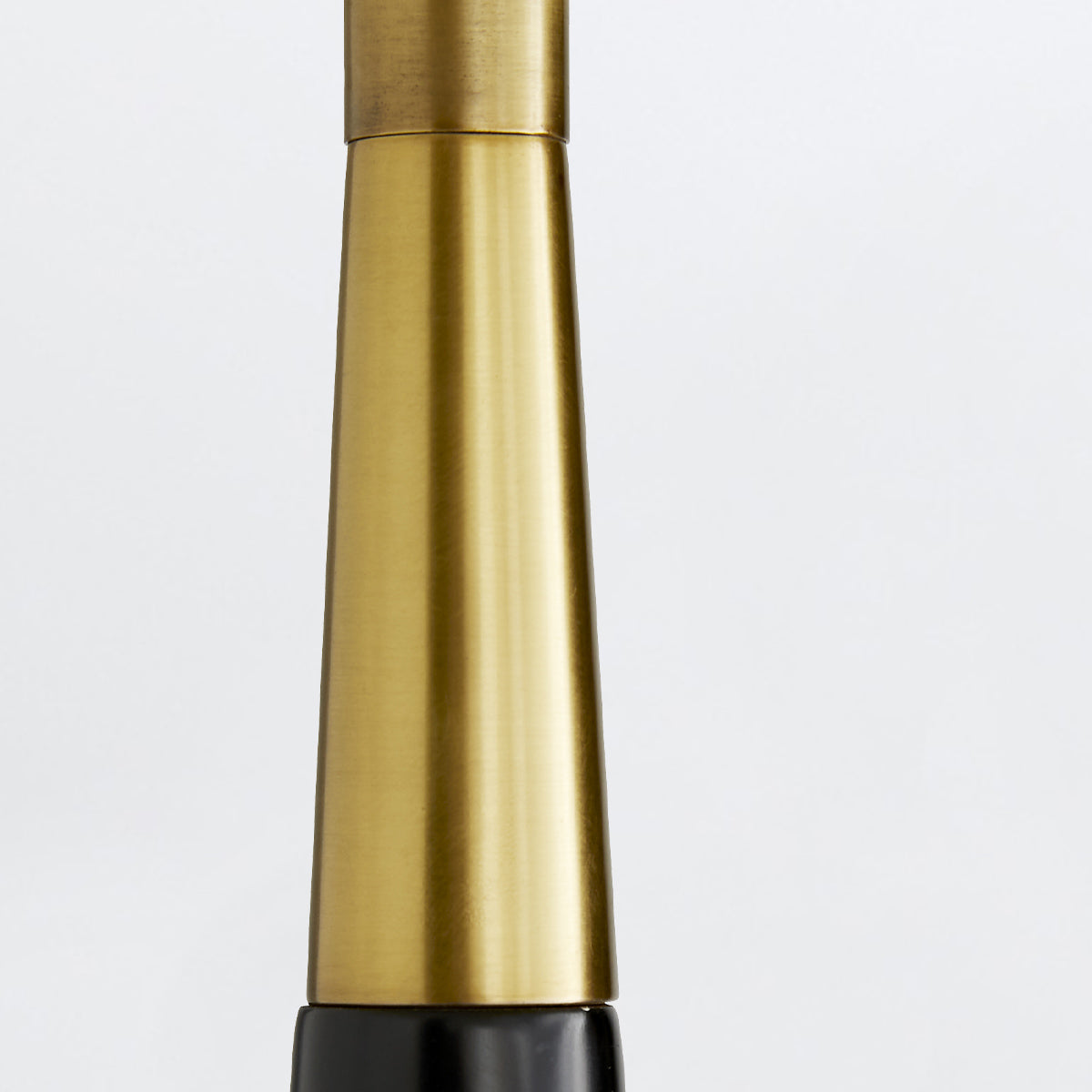 Elden Lobby – lampa podłogowa stożkowa, czarny mat i mosiądz