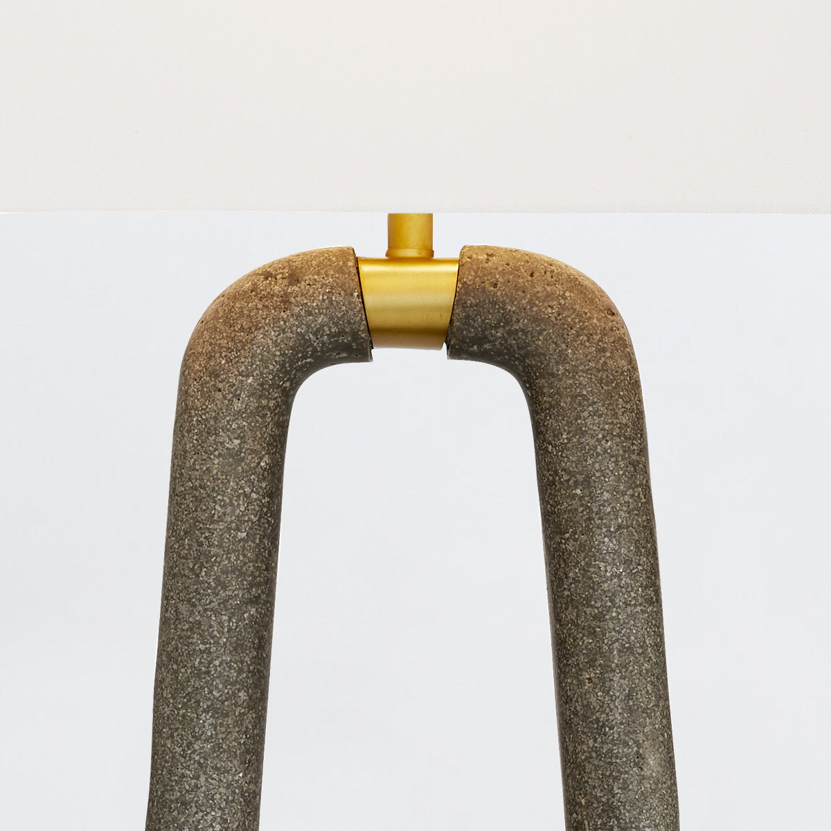 Gianni – lampa stołowa z grafitowego ricestone, antyczny mosiądz