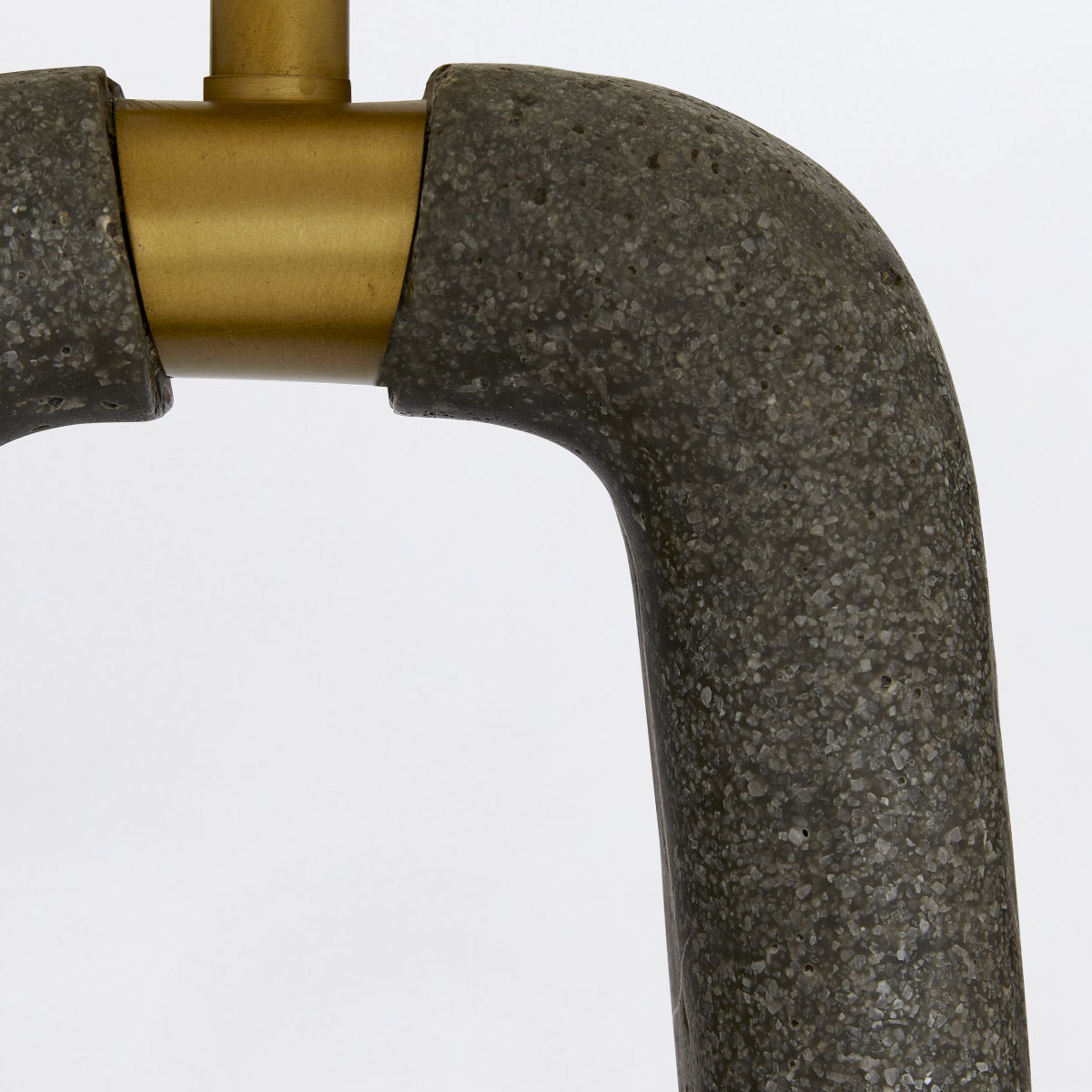 Gianni – lampa stołowa z grafitowego ricestone, antyczny mosiądz