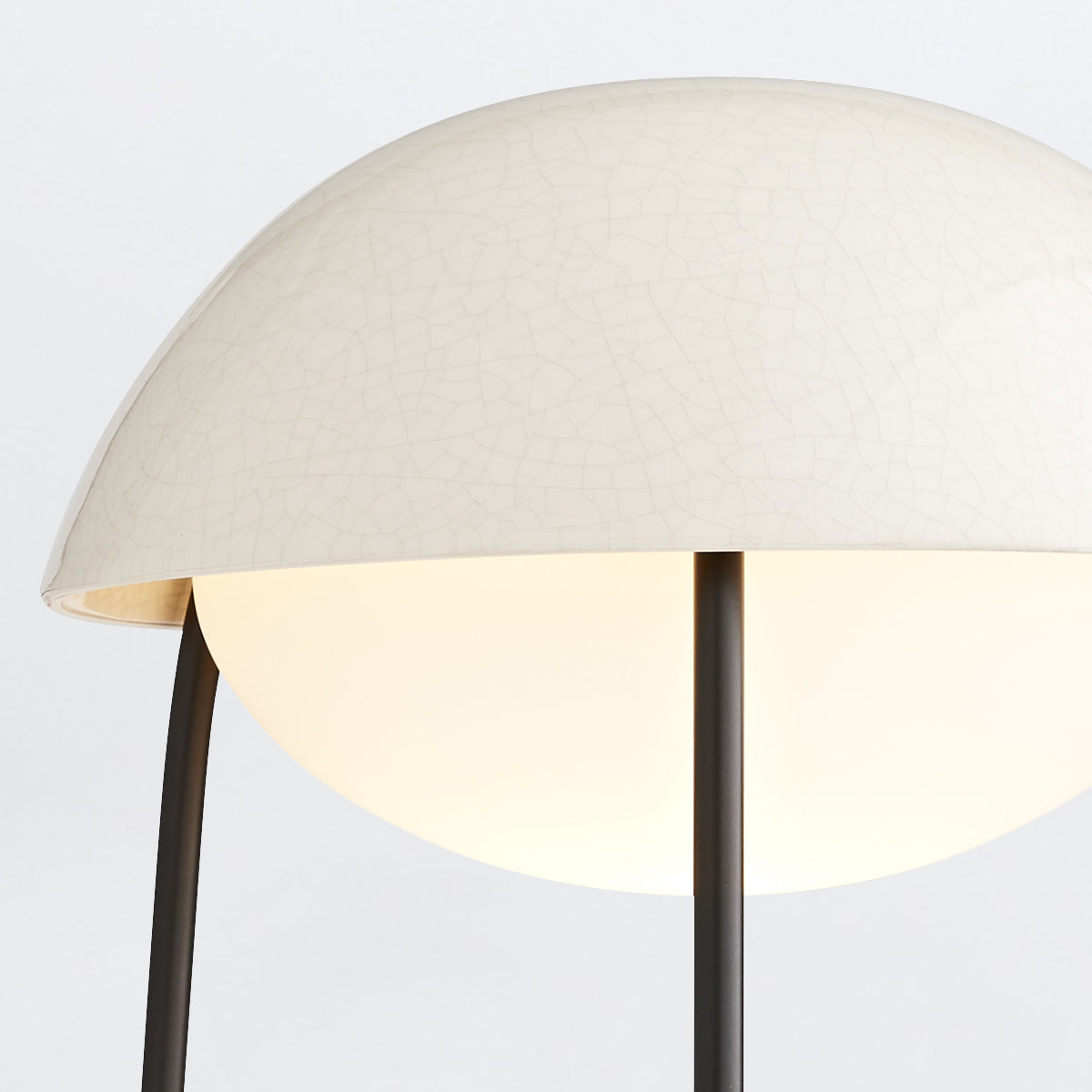 Glaze – lampa stołowa ceramiczna na trójnogu