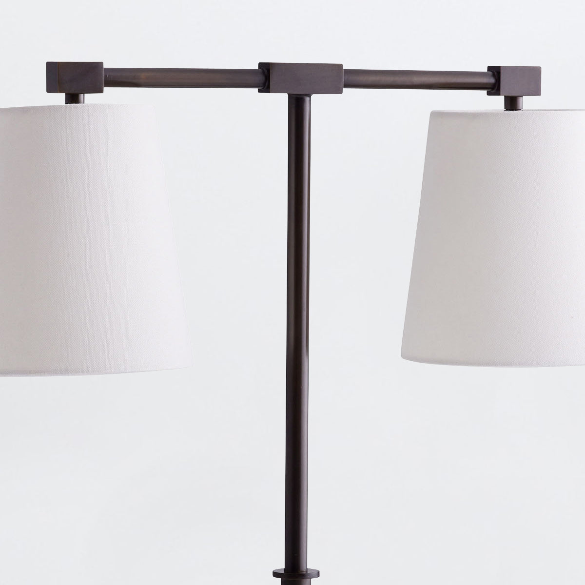 Messina – lampa stołowa z lnianymi kloszami, brąz i alabaster