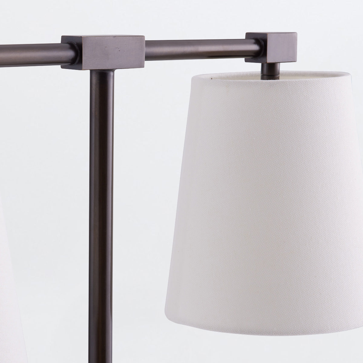 Messina – lampa stołowa z lnianymi kloszami, brąz i alabaster