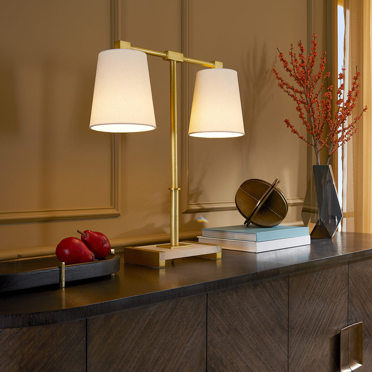 Messina – lampa stołowa z lnianymi kloszami, mosiądz i alabaster