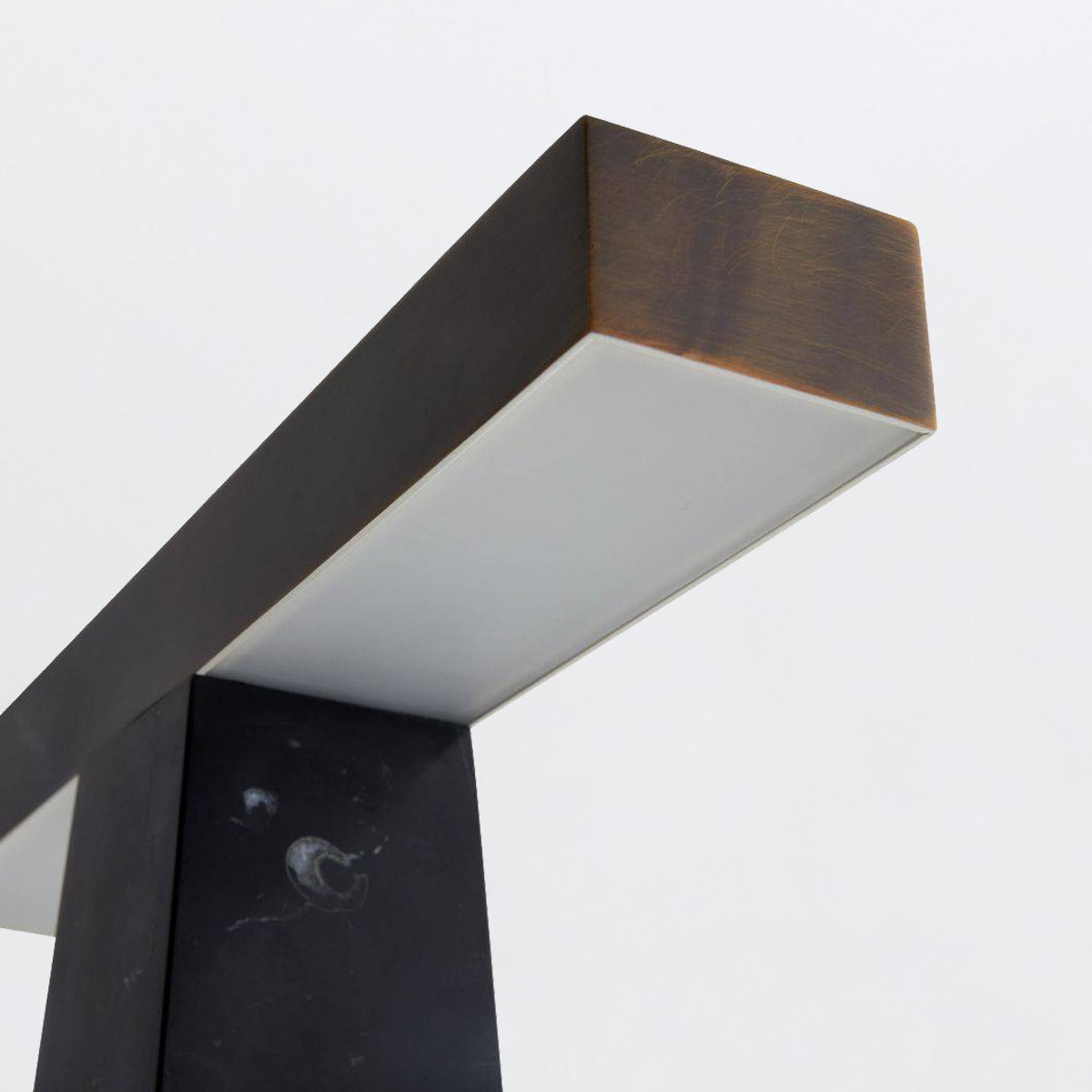 Osbert – lampa stołowa T-shape, czarny marmur i brąz