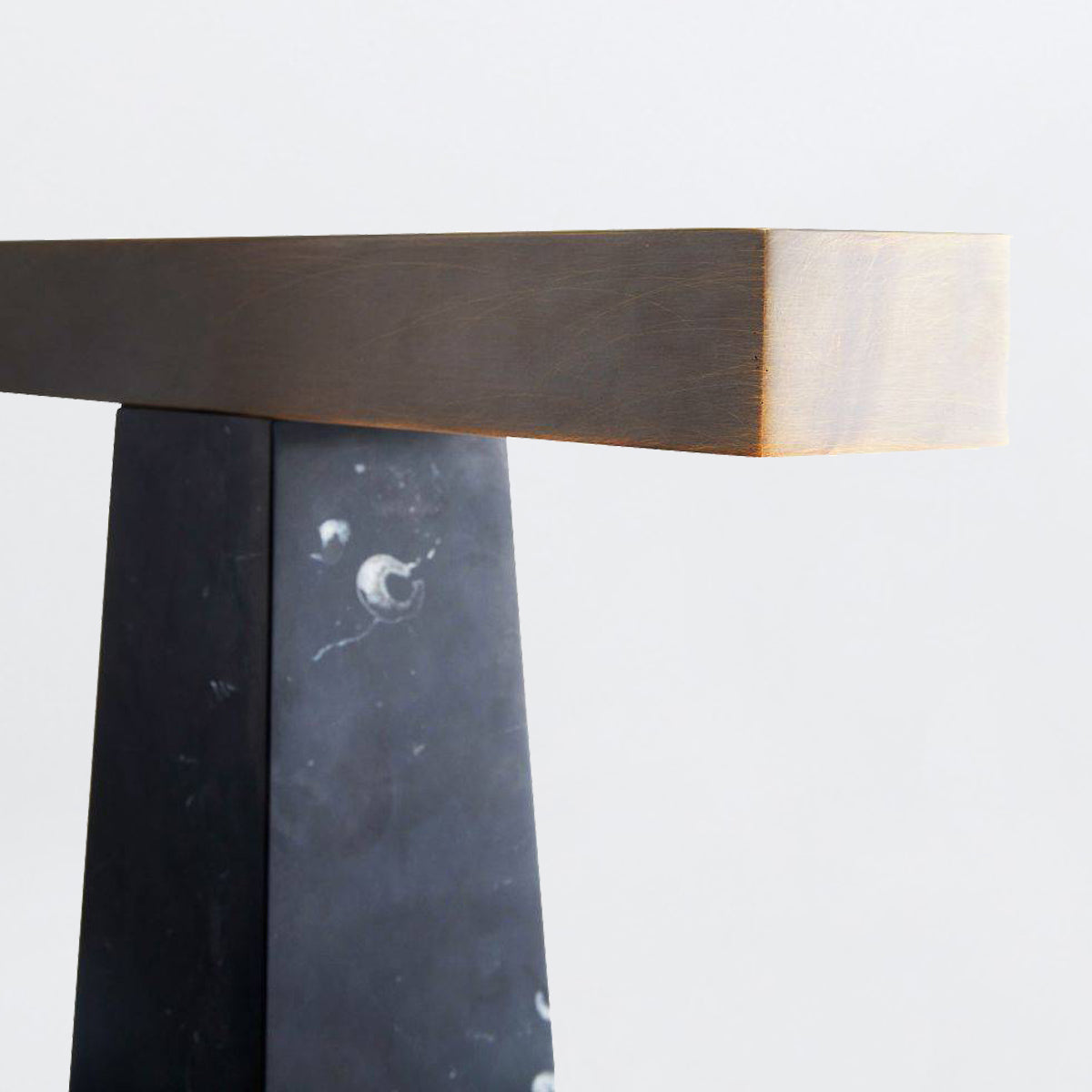 Osbert – lampa stołowa T-shape, czarny marmur i brąz