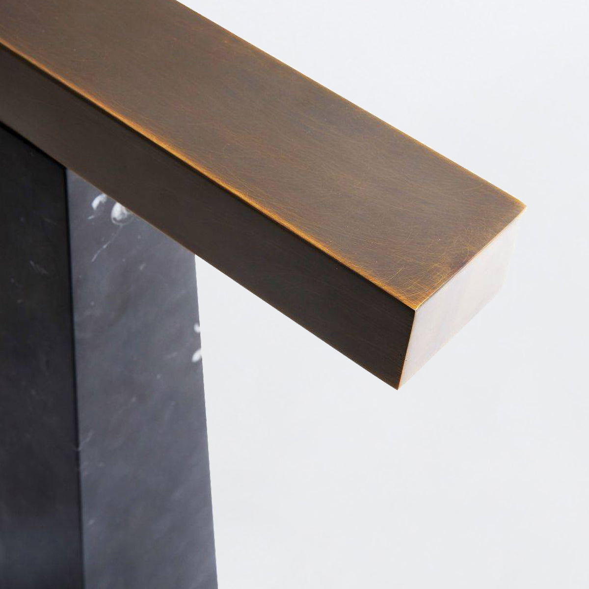 Osbert – lampa stołowa T-shape, czarny marmur i brąz