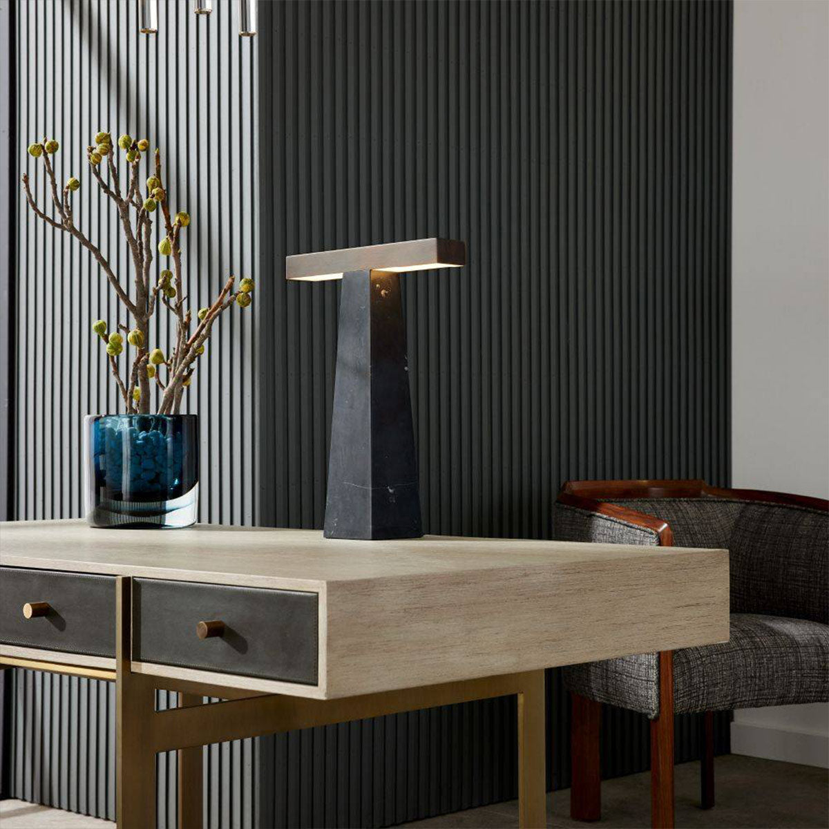 Osbert – lampa stołowa T-shape, czarny marmur i brąz
