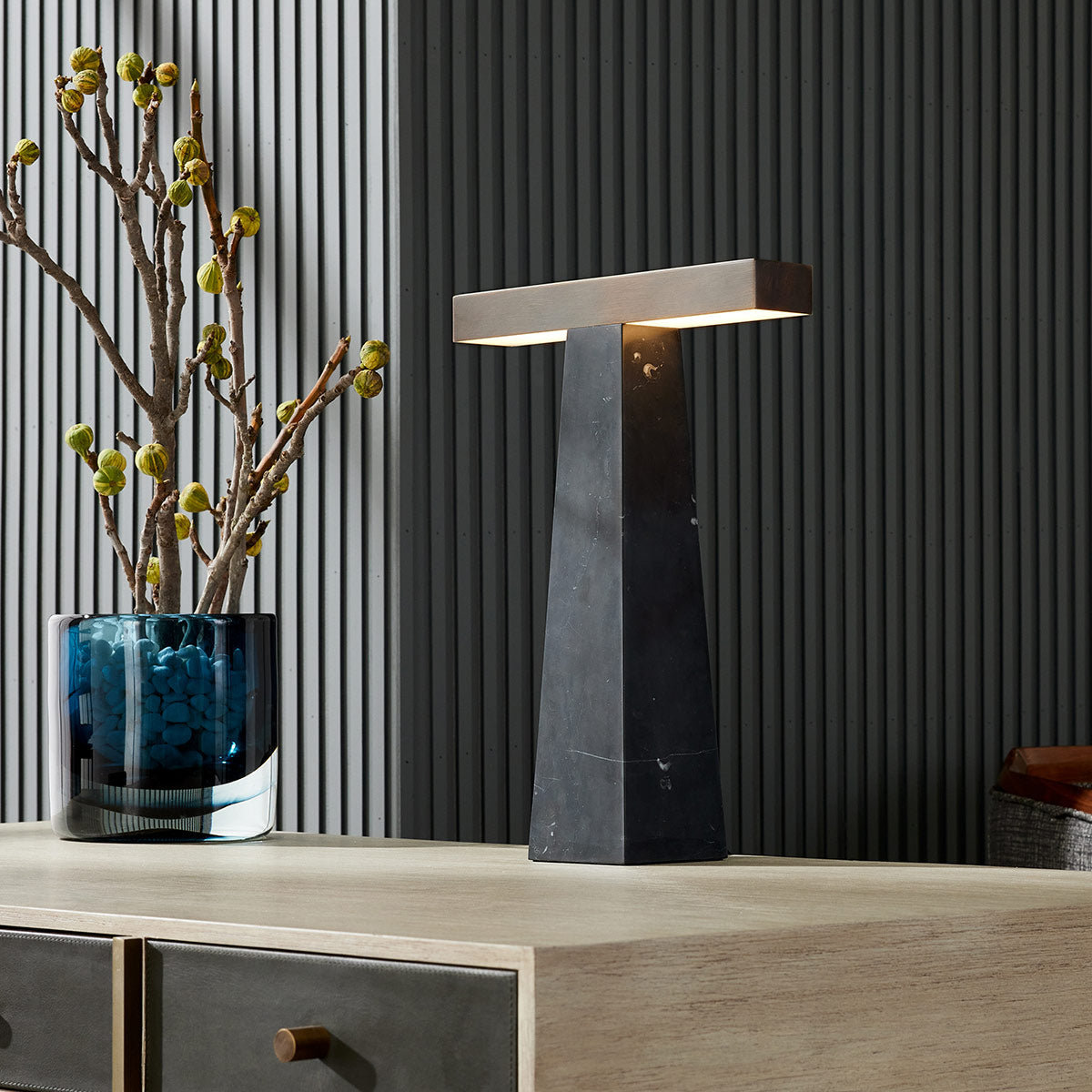 Osbert – lampa stołowa T-shape, czarny marmur i brąz