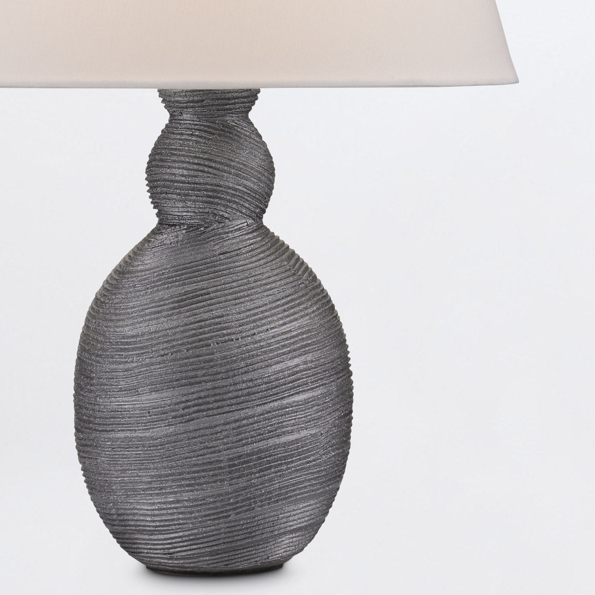 Basalt – ceramiczna lampa stołowa z abażurem jedwabnym shantung