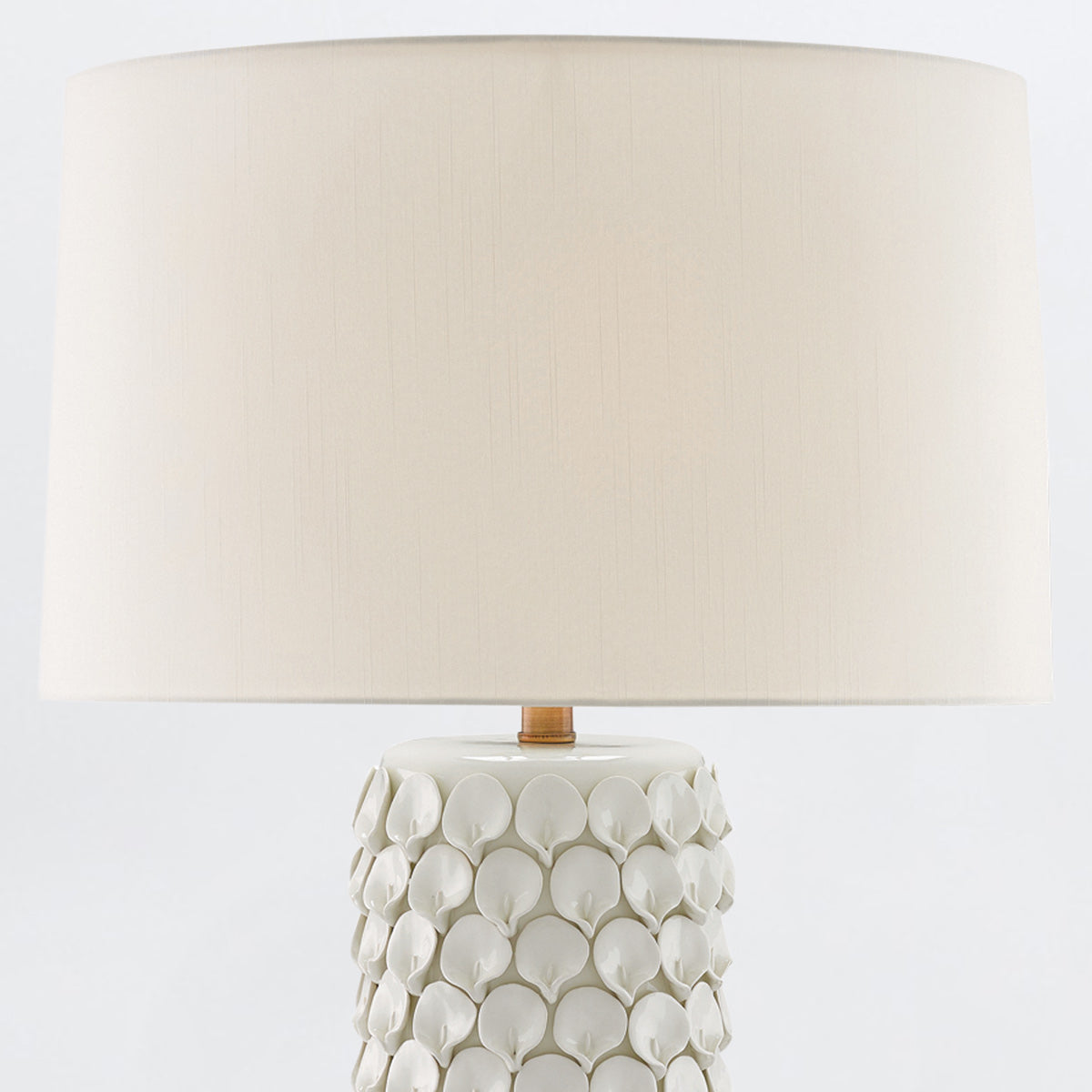 Calla Lily – ceramiczna lampa stołowa z płatkami kwiatów