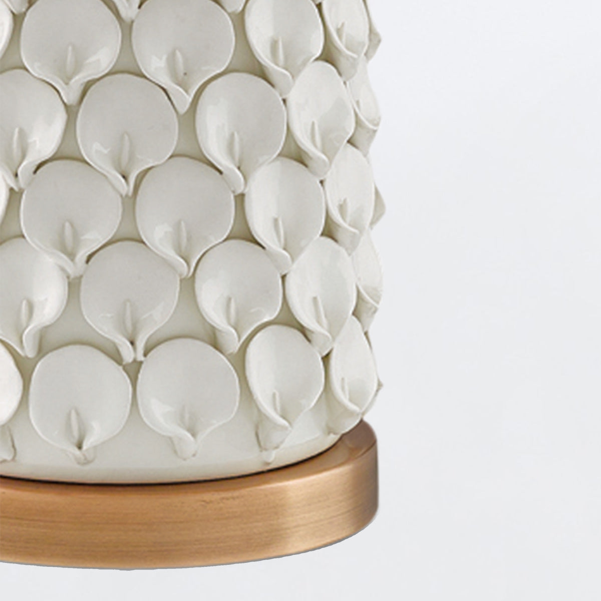 Calla Lily – ceramiczna lampa stołowa z płatkami kwiatów