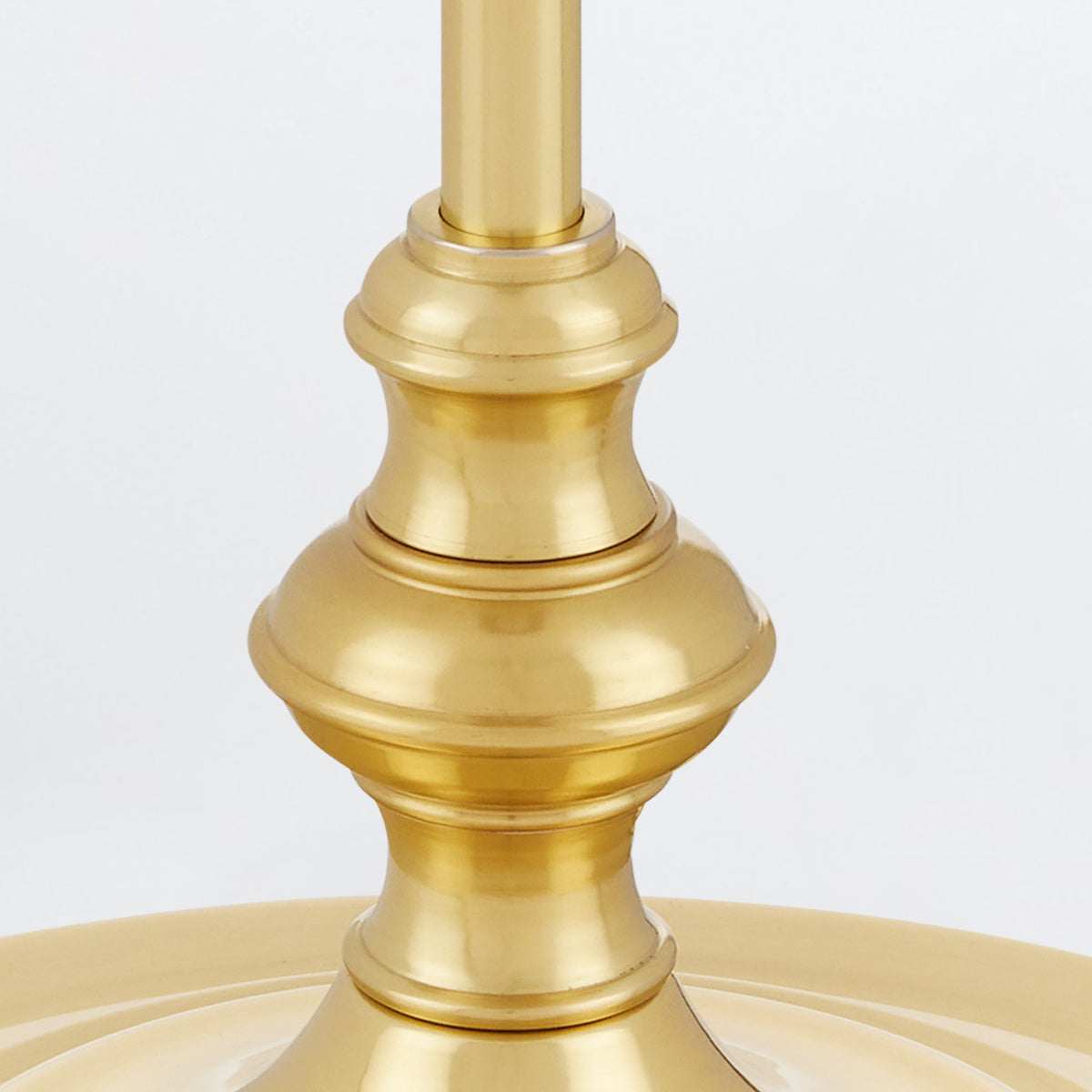 Deauville Floor – lampa podłogowa z plecionym abażurem z trawy morskiej, polerowany mosiądz