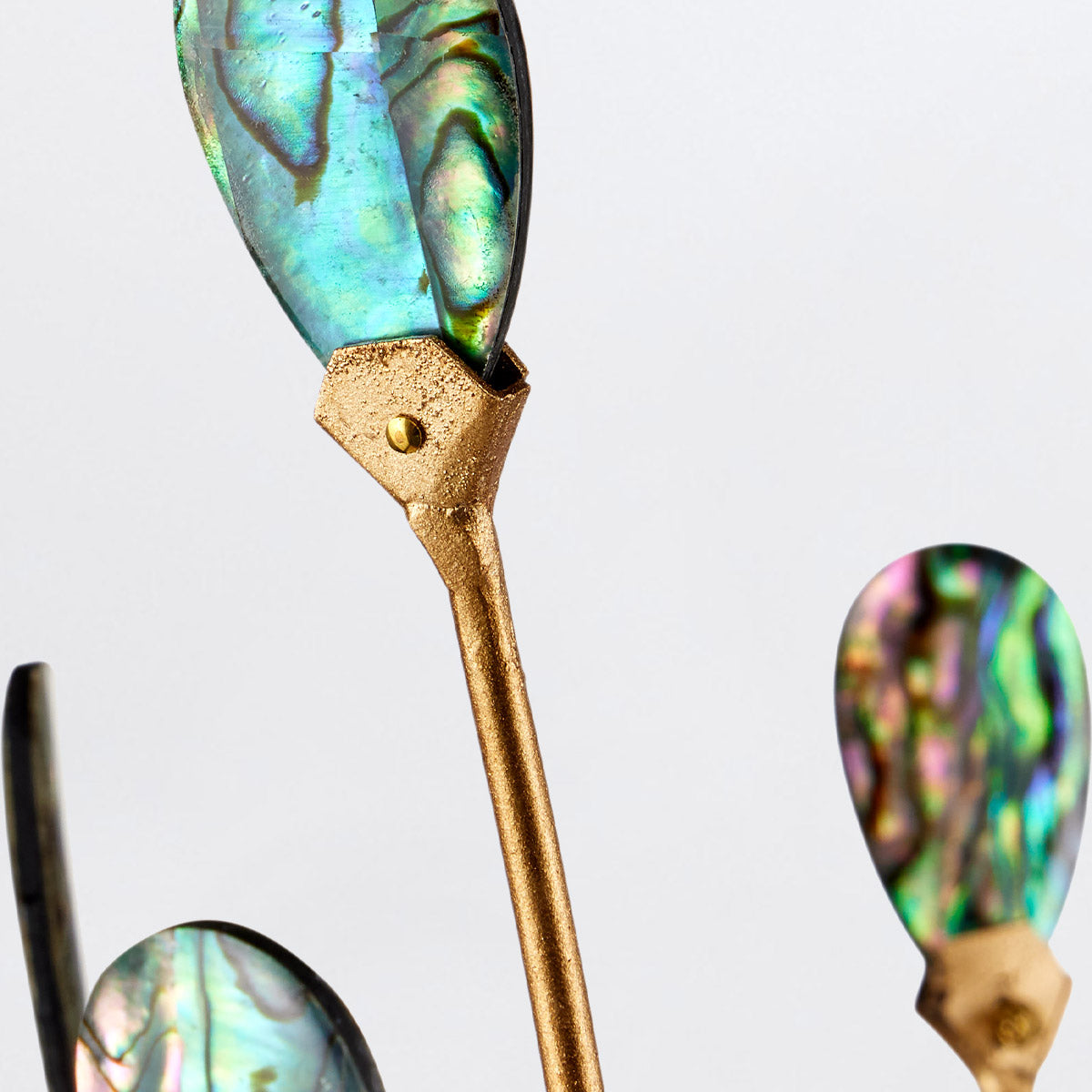 Delphos – złoty żyrandol z muszlami Paua, inspirowany naturą