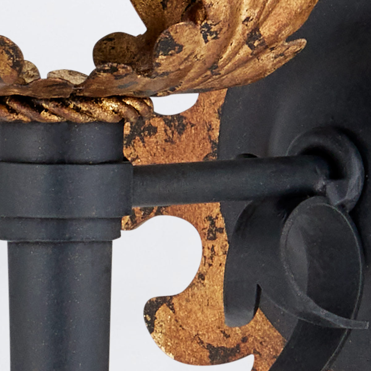 Duke – pałacowy kinkiet z czarnym abażurem, motyw herbowy