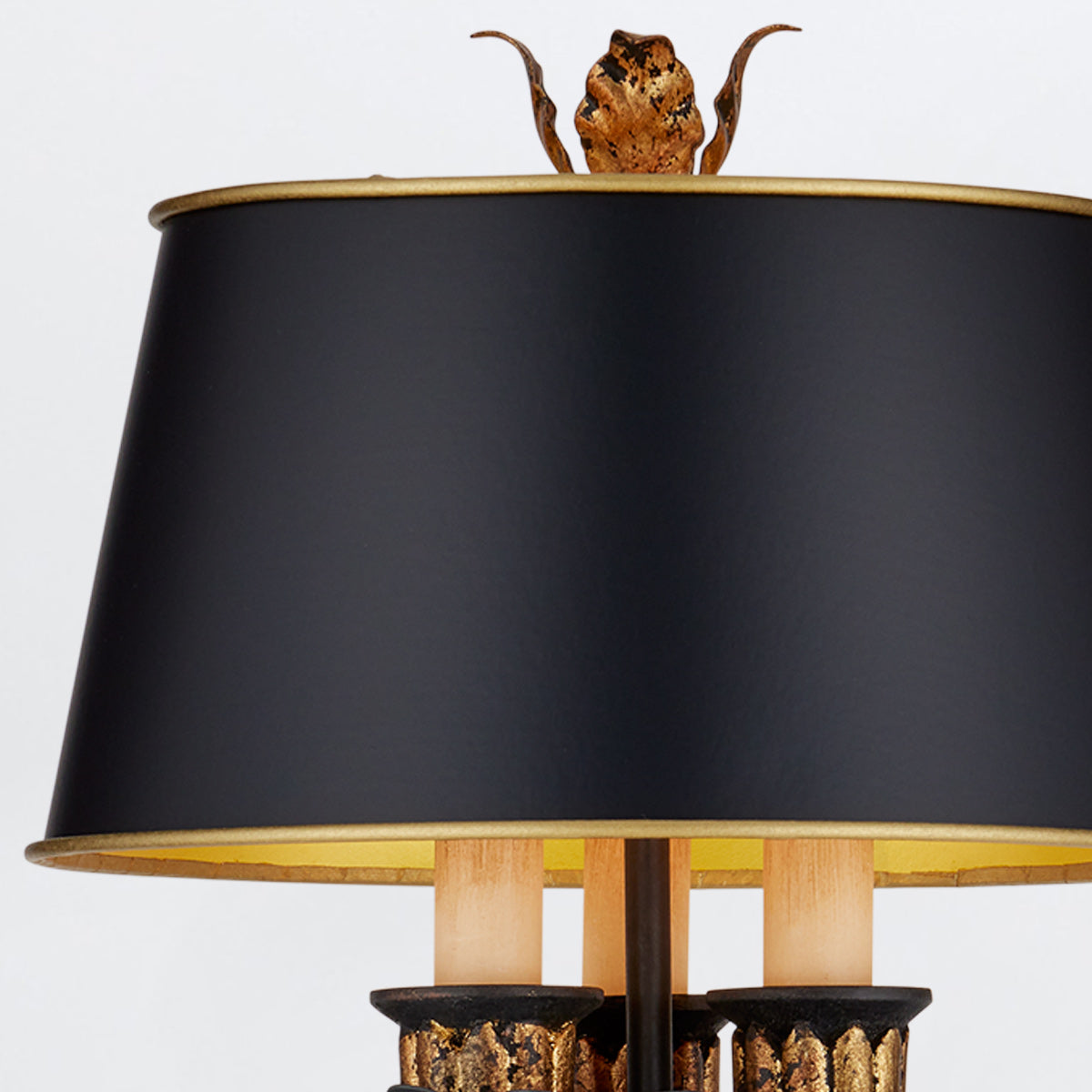 Duke – pałacowy kinkiet z czarnym abażurem, motyw herbowy