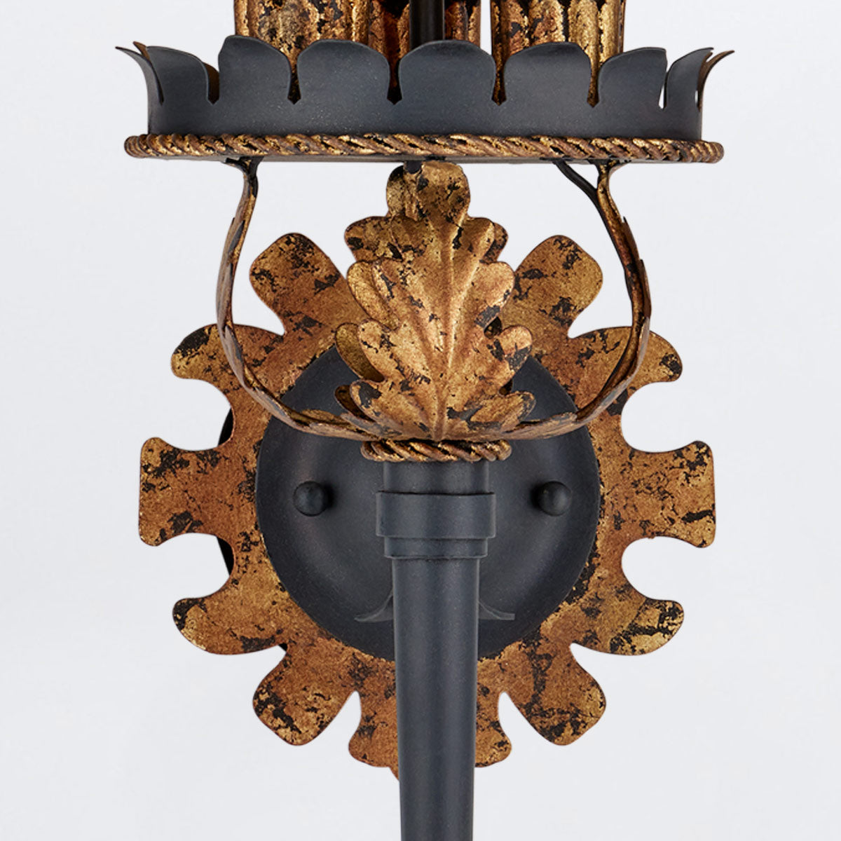 Duke – pałacowy kinkiet z czarnym abażurem, motyw herbowy