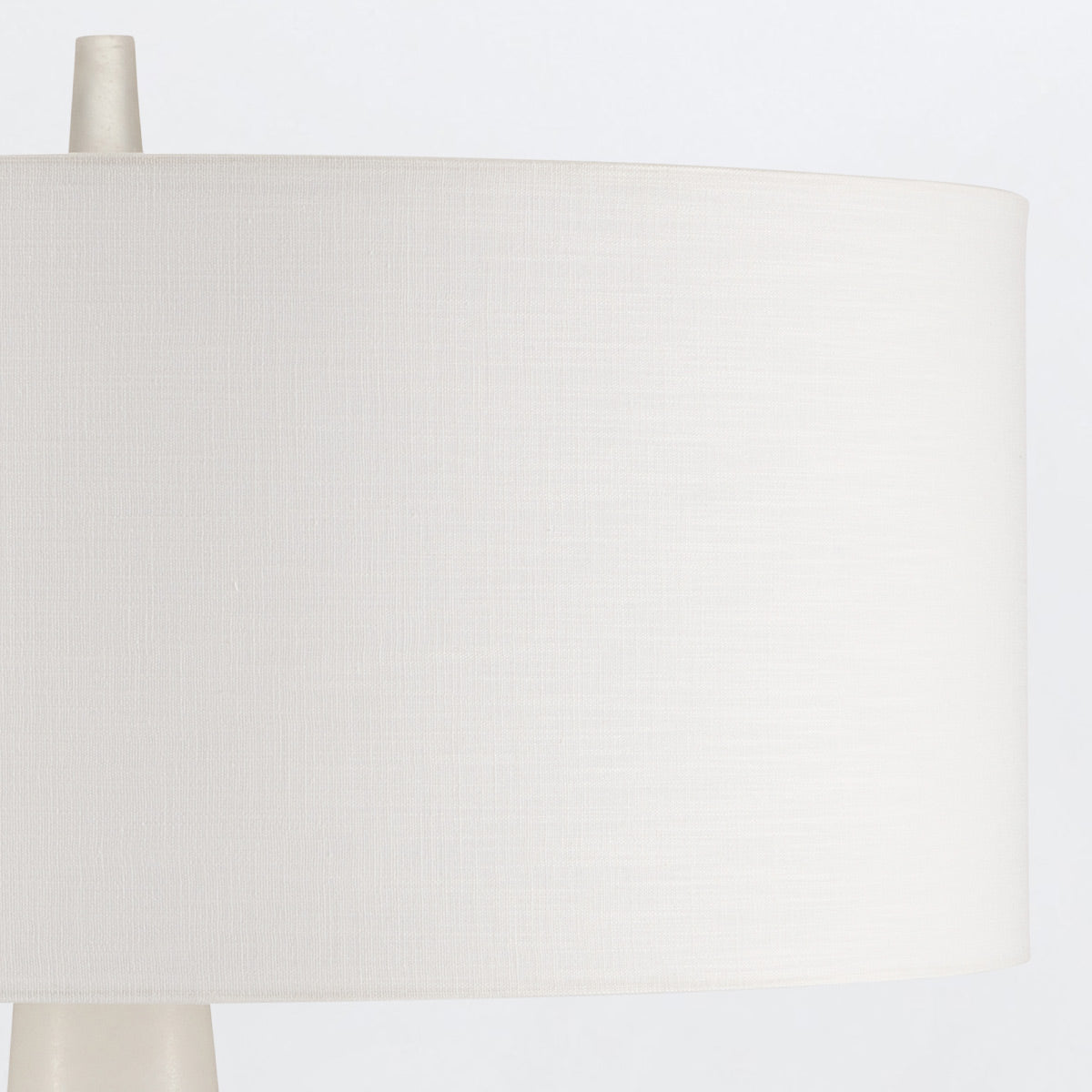 Eleanora – lampa stołowa z naturalnego alabastru, mosiężne pierścienie