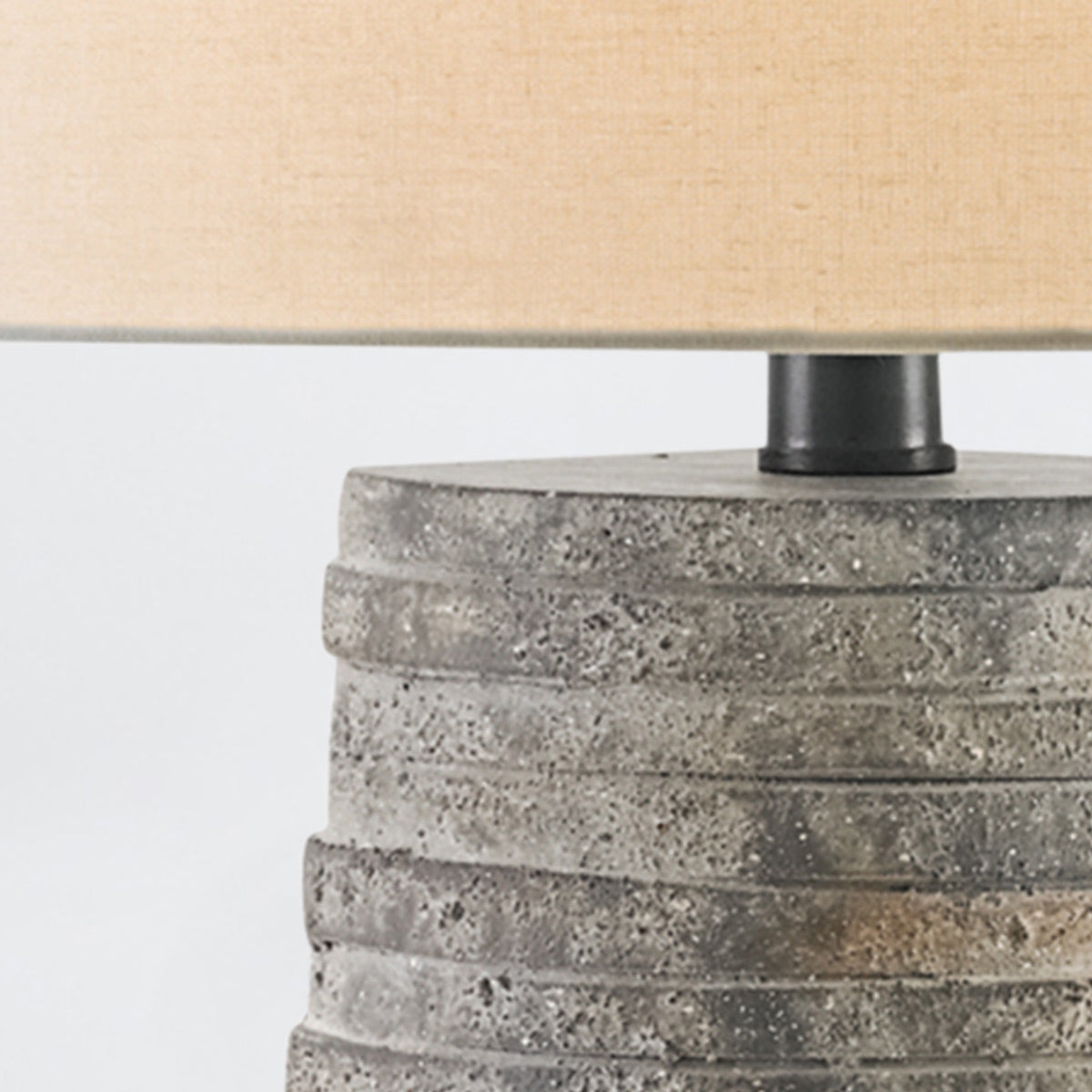 Innkeeper – ceramiczna lampa stołowa z krążków terakoty i lnianym abażurem
