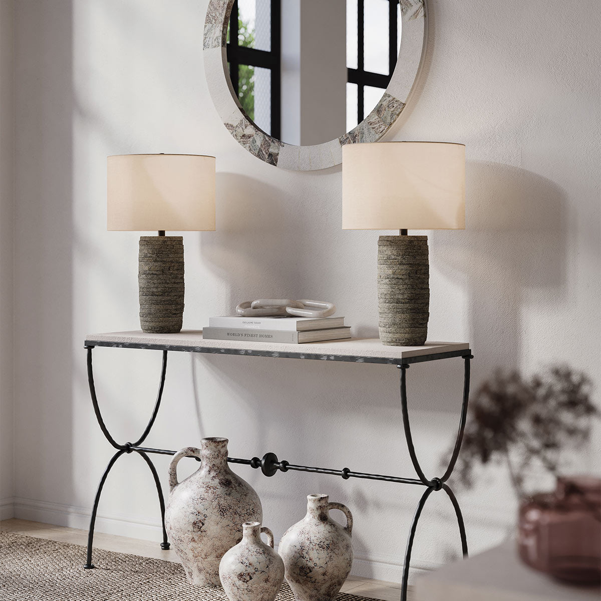 Innkeeper – ceramiczna lampa stołowa z krążków terakoty i lnianym abażurem