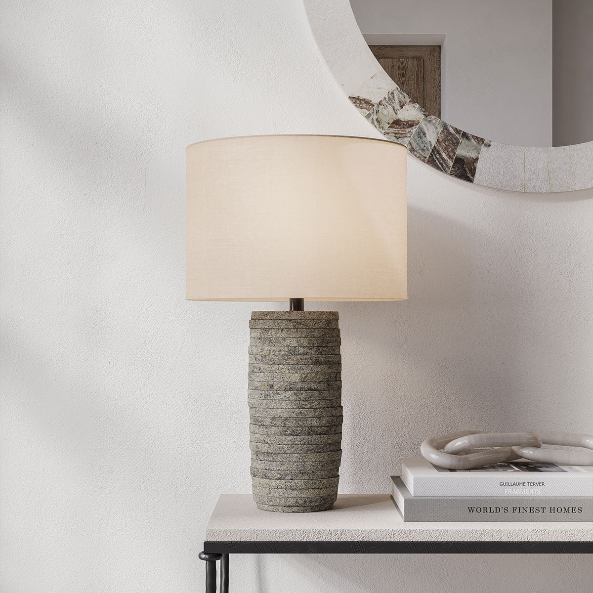 Innkeeper – ceramiczna lampa stołowa z krążków terakoty i lnianym abażurem
