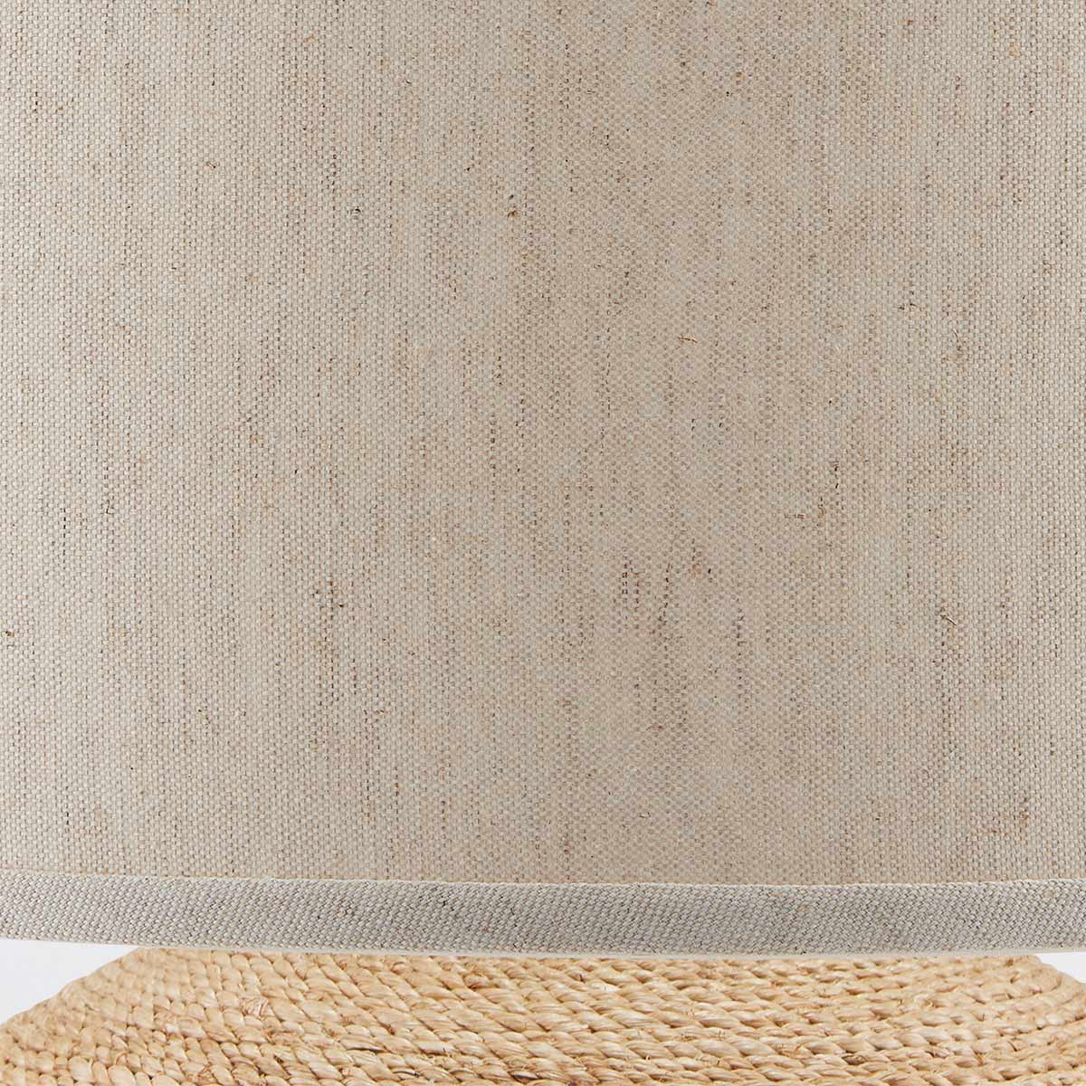 Kavala – lampa stołowa owinięta naturalnym sznurem z abaki, lniany abażur