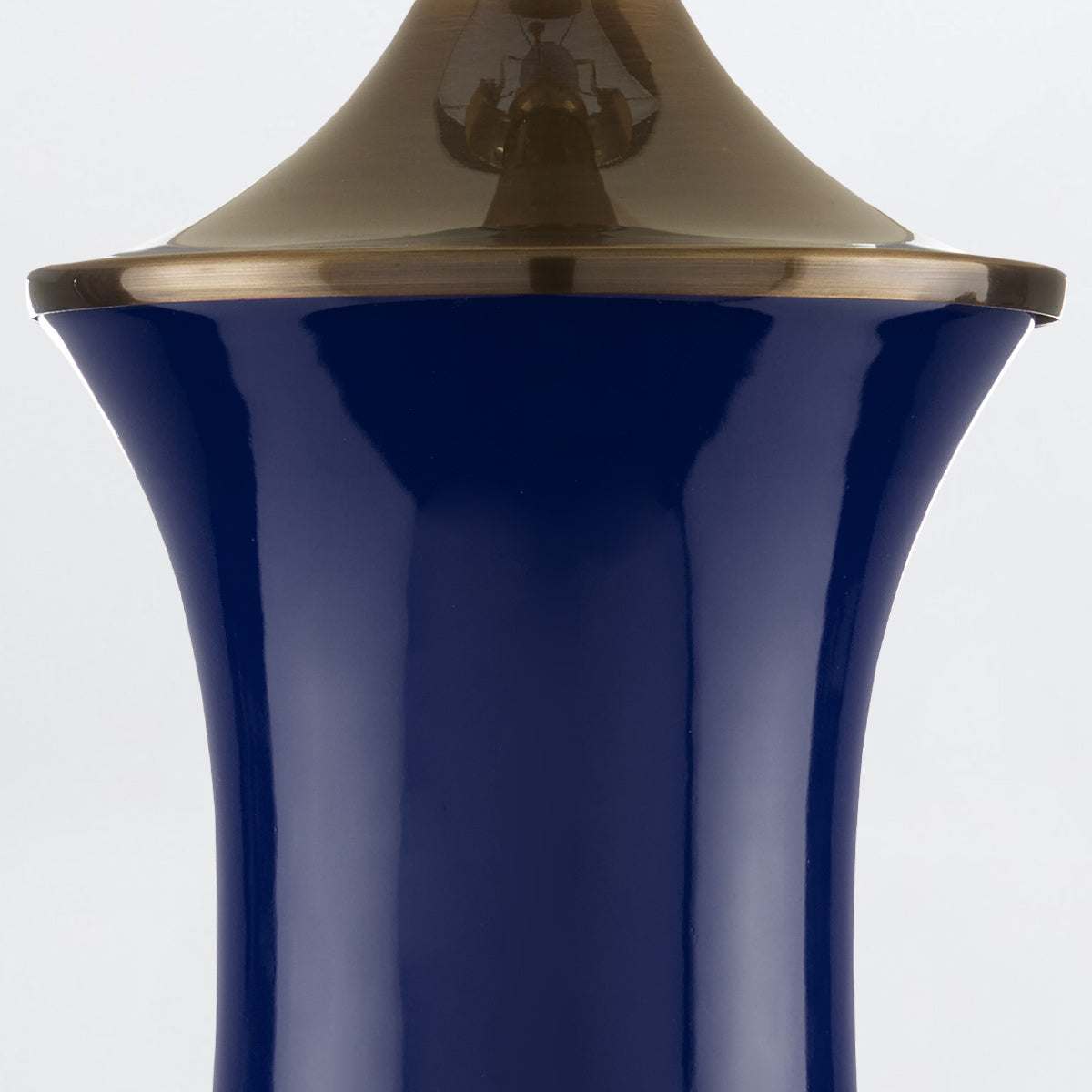 Lilou Navy – porcelanowa lampa stołowa granat, mosiężne detale i shantung