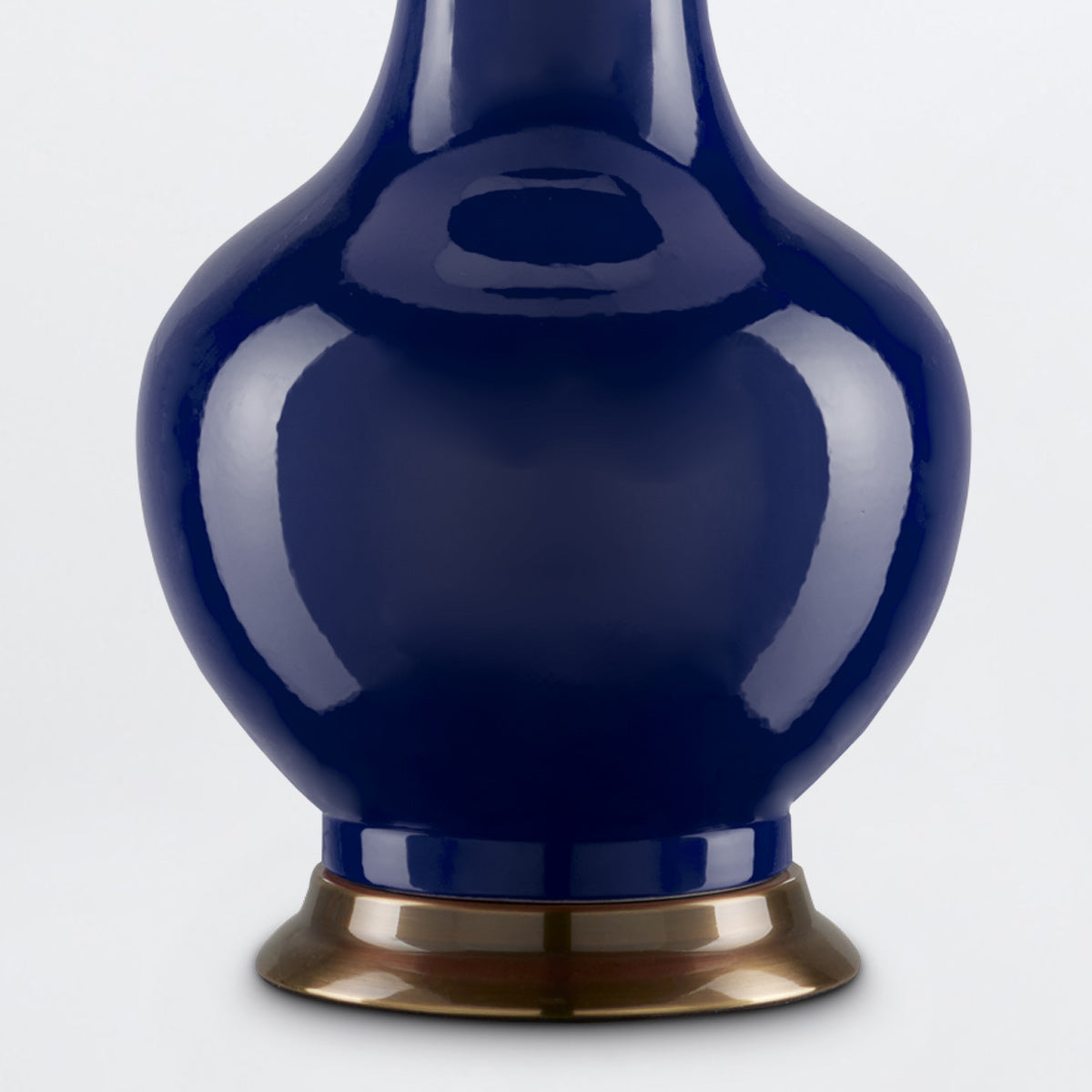 Lilou Navy – porcelanowa lampa stołowa granat, mosiężne detale i shantung