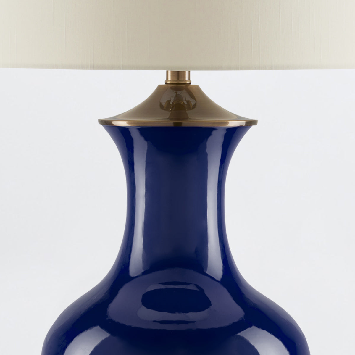 Lilou Navy – porcelanowa lampa stołowa granat, mosiężne detale i shantung