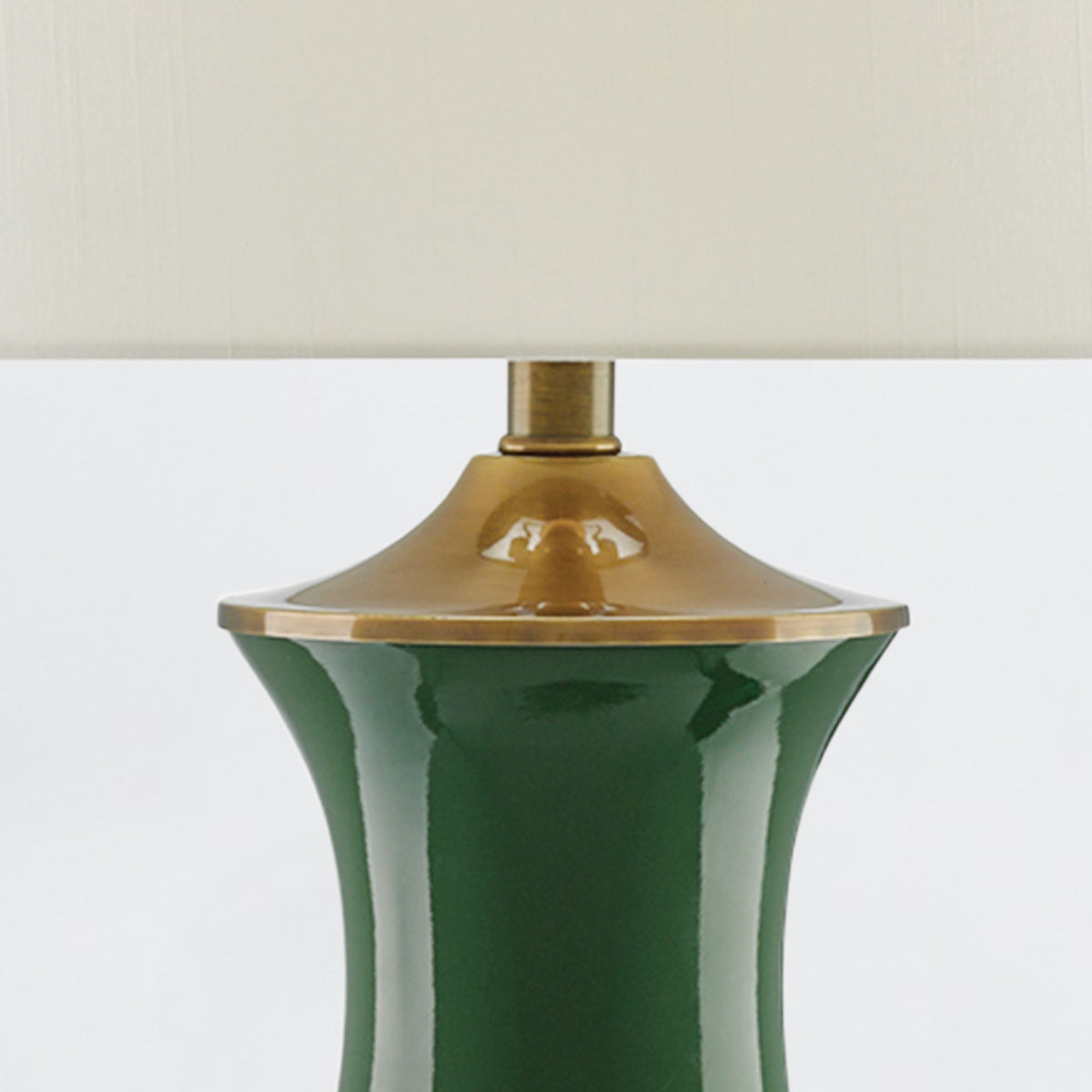 Lilou Emerald – porcelanowa lampa stołowa butelkowa zieleń, mosiężne detale i shantung