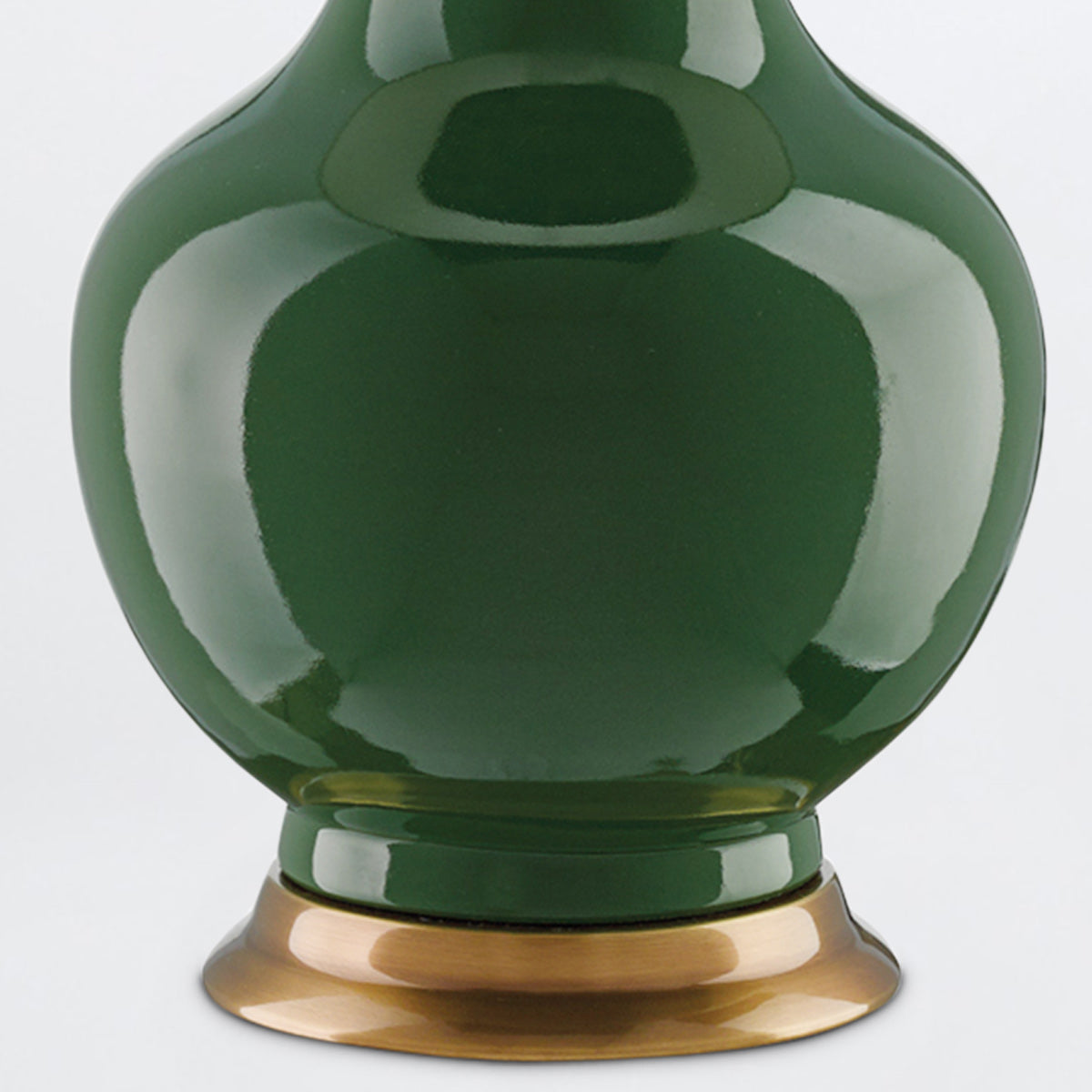 Lilou Emerald – porcelanowa lampa stołowa butelkowa zieleń, mosiężne detale i shantung