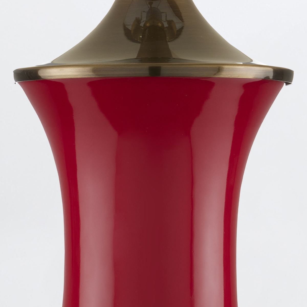 Lilou Red – porcelanowa lampa stołowa czerwień, mosiężne detale i shantung