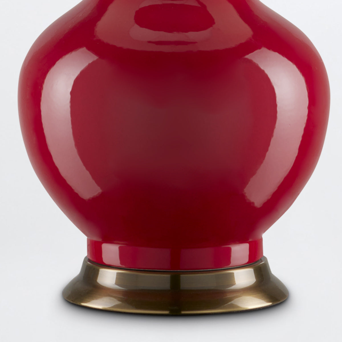 Lilou Red – porcelanowa lampa stołowa czerwień, mosiężne detale i shantung