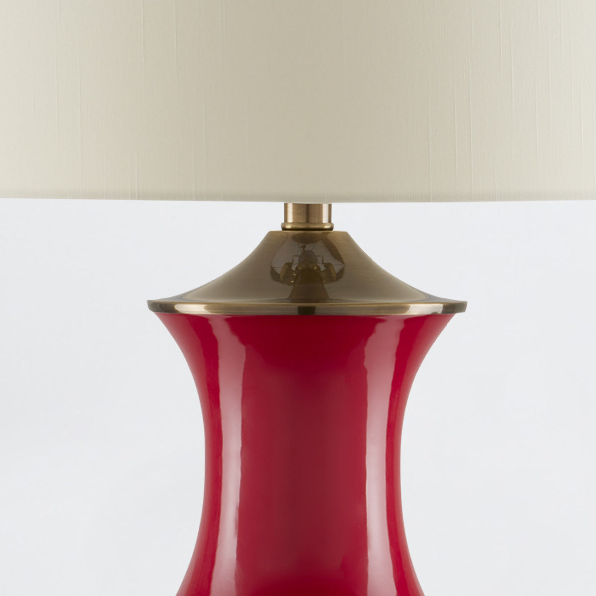 Lilou Red – porcelanowa lampa stołowa czerwień, mosiężne detale i shantung