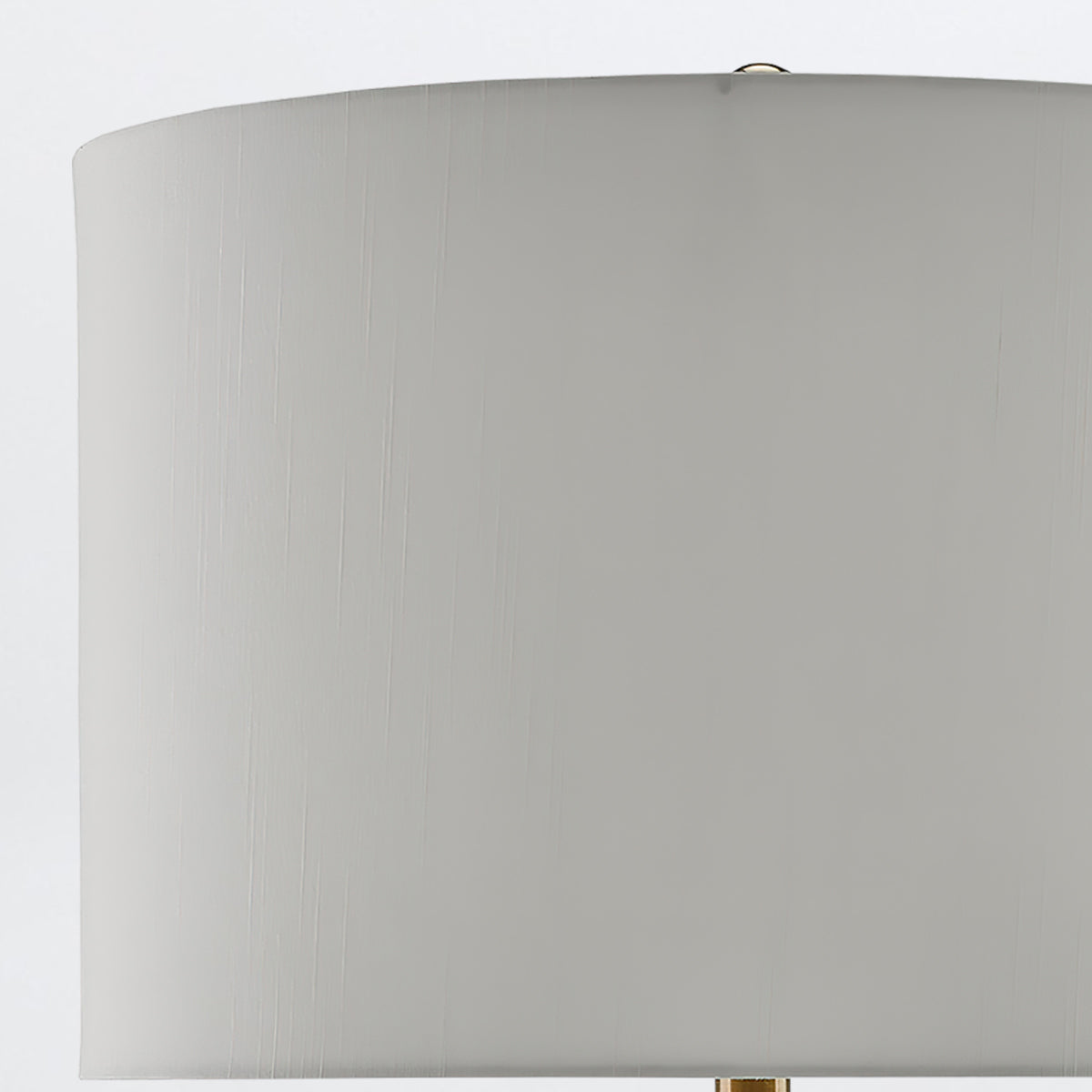 Lilou White – porcelanowa lampa stołowa biel, mosiężne detale i shantung