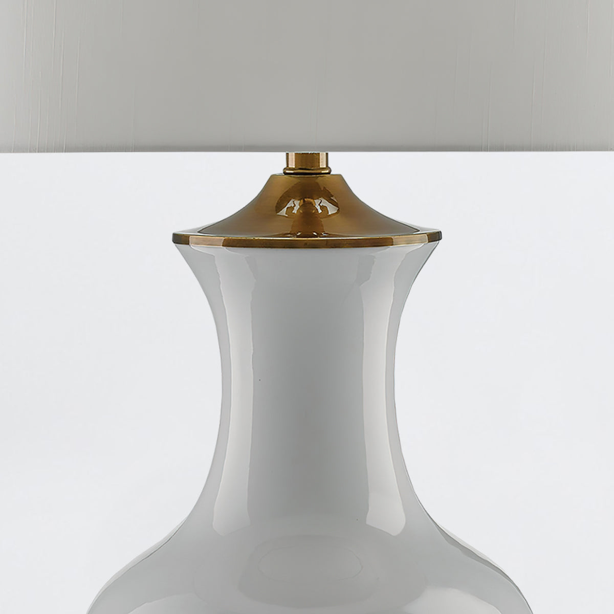Lilou White – porcelanowa lampa stołowa biel, mosiężne detale i shantung