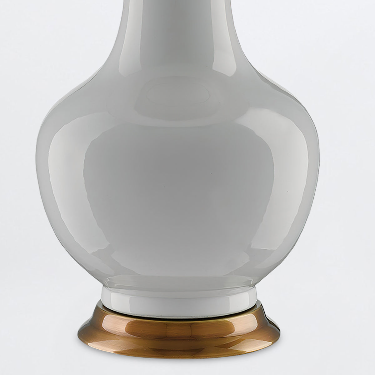 Lilou White – porcelanowa lampa stołowa biel, mosiężne detale i shantung
