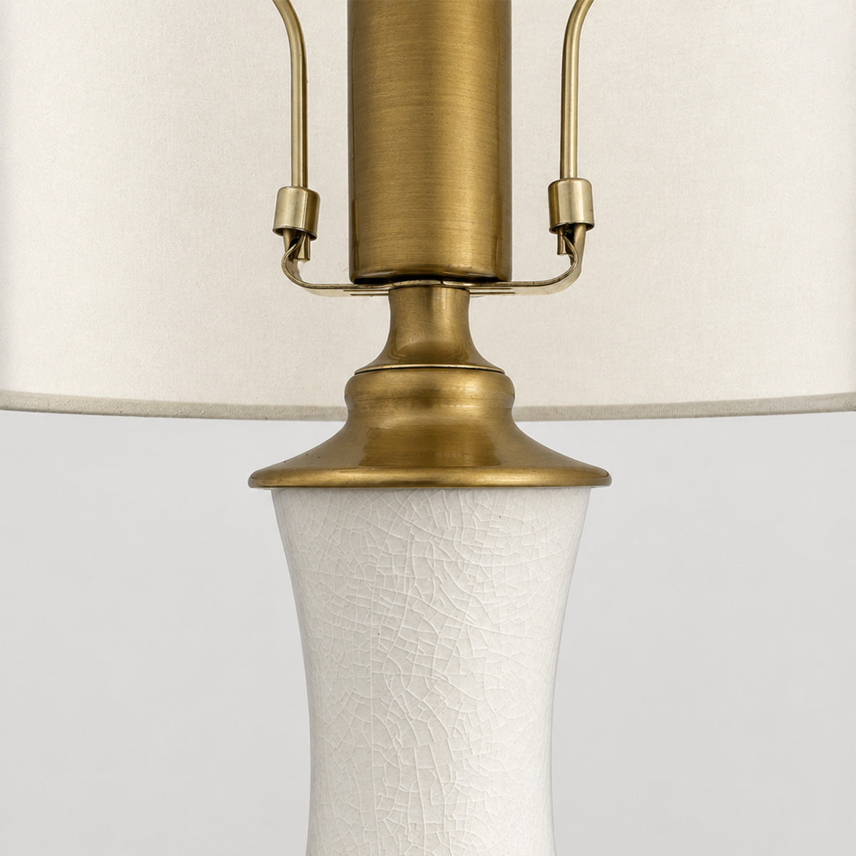 Lynton – ceramiczna lampa stołowa kremowy połysk, mosiężne detale i len